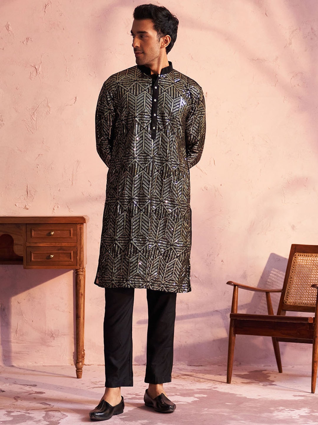 

VASTRAMAY Embroidered Regular Sequinned Kurta & Pyjamas, Black