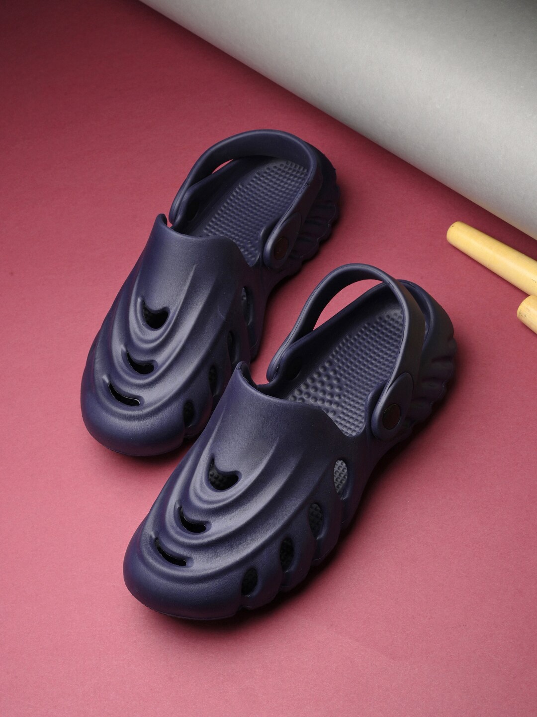 

HRX by Hrithik Roshan Men Blue Textured Croslite Clogs, Navy blue