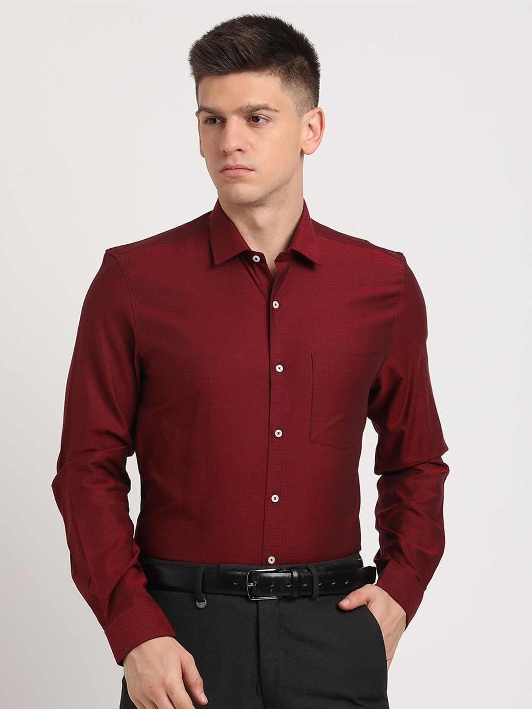 

Turtle Spread Collar Long Sleeves Classic Regular Fit Cotton Formal Shirt, Maroon