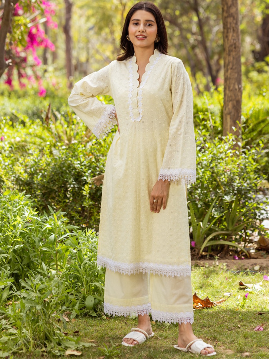 

Ambraee Floral Embroidered Regular Thread Work Kurta with Palazzos, Yellow