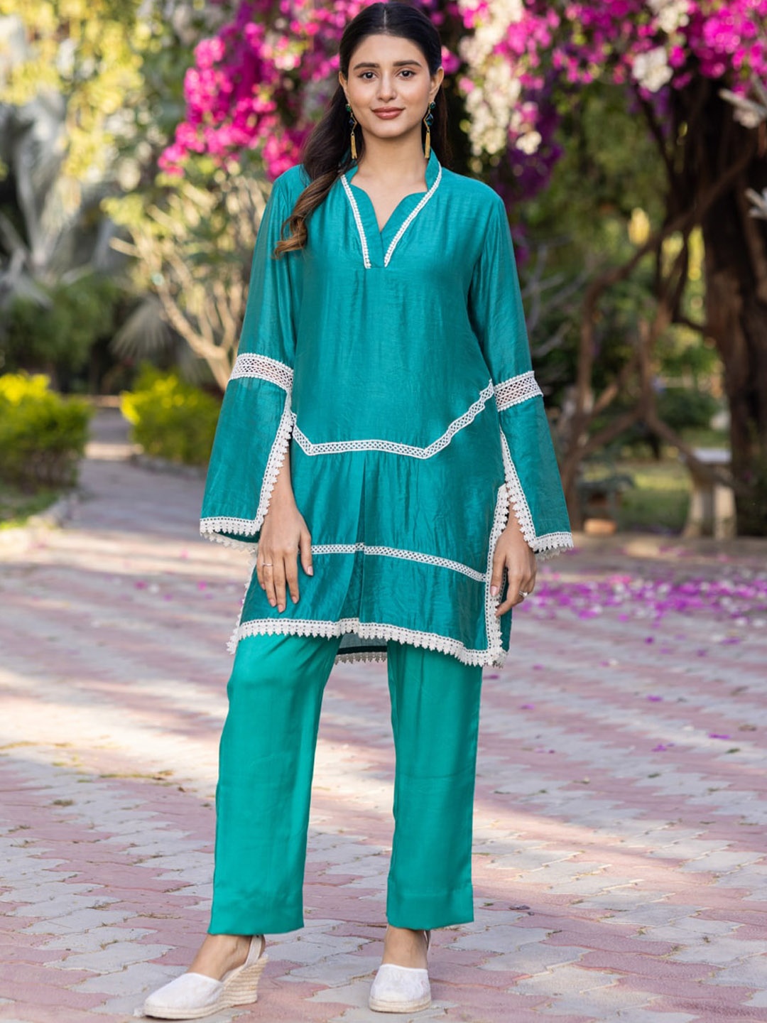 

Ambraee V-Neck Chanderi Silk Lace Detai Straight Kurta with Trousers, Green