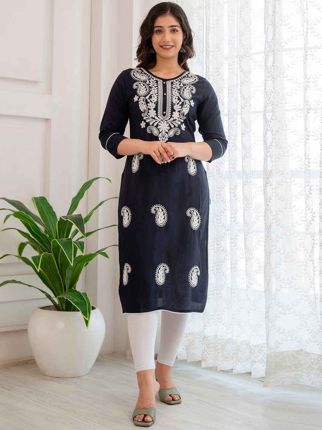 

Charu Paisley Embroidered Thread Work Detailed Straight Kurta, Navy blue
