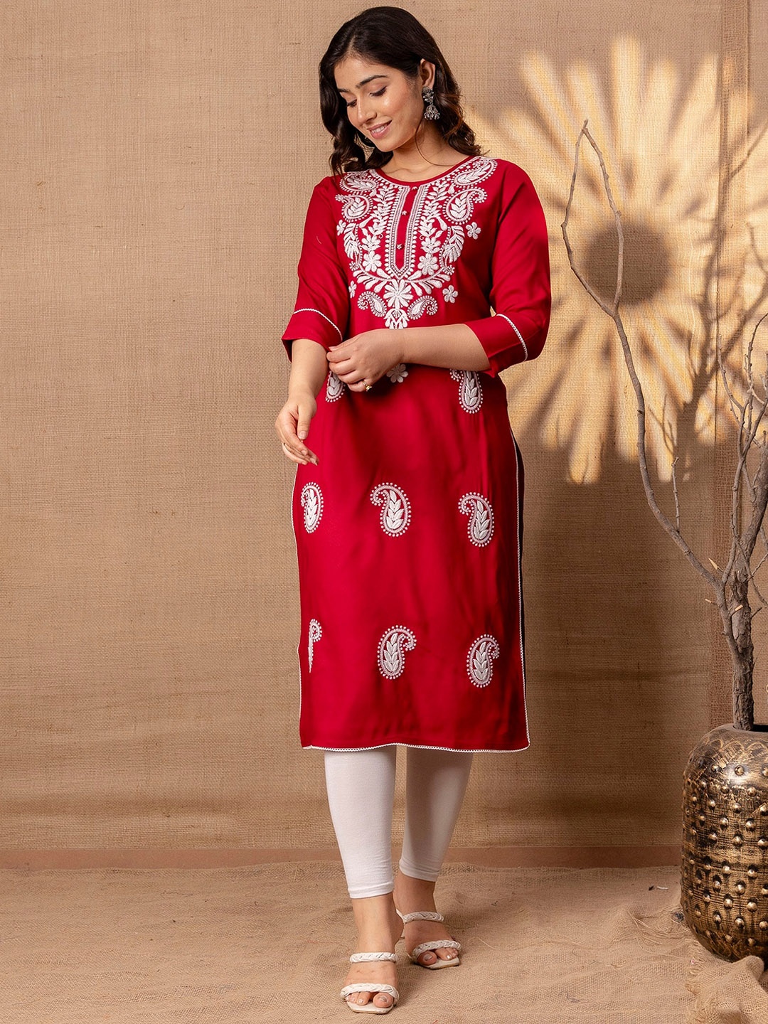 

Charu Paisley Embroidered Thread Work Detailed Straight Kurta, Burgundy