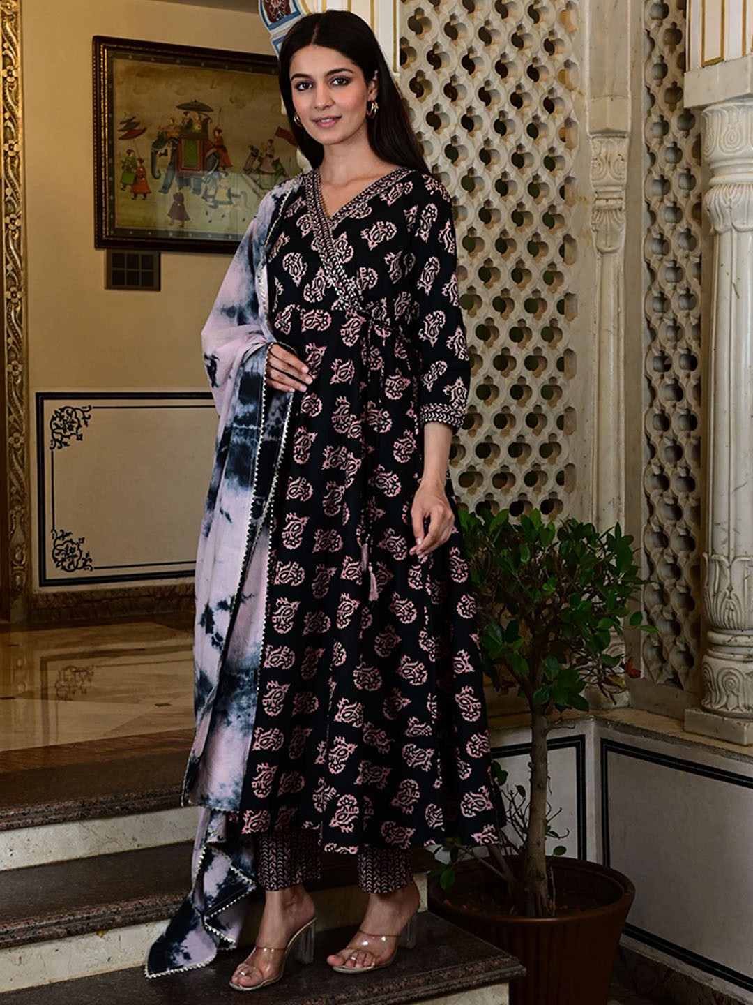 

VYKOO Floral Printed Regular Pure Cotton Anarkali Kurta & Palazzos With Dupatta, Black