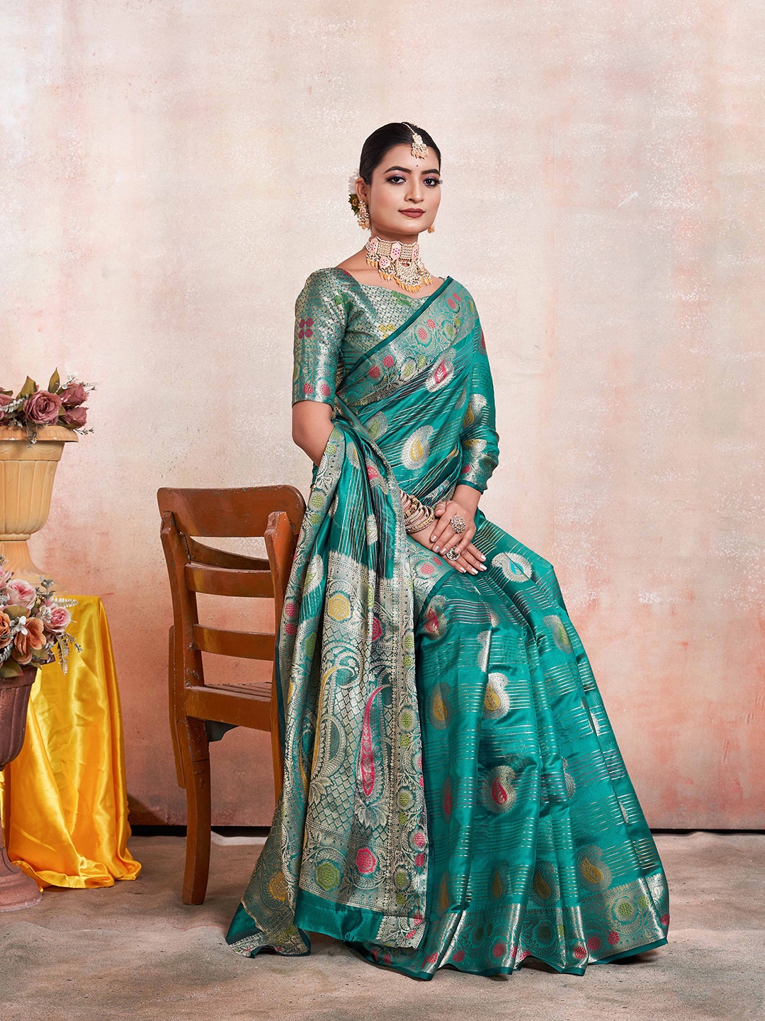

Mitera Green Ethnic Motifs Woven Design Zari Organza Kanjeevaram Saree