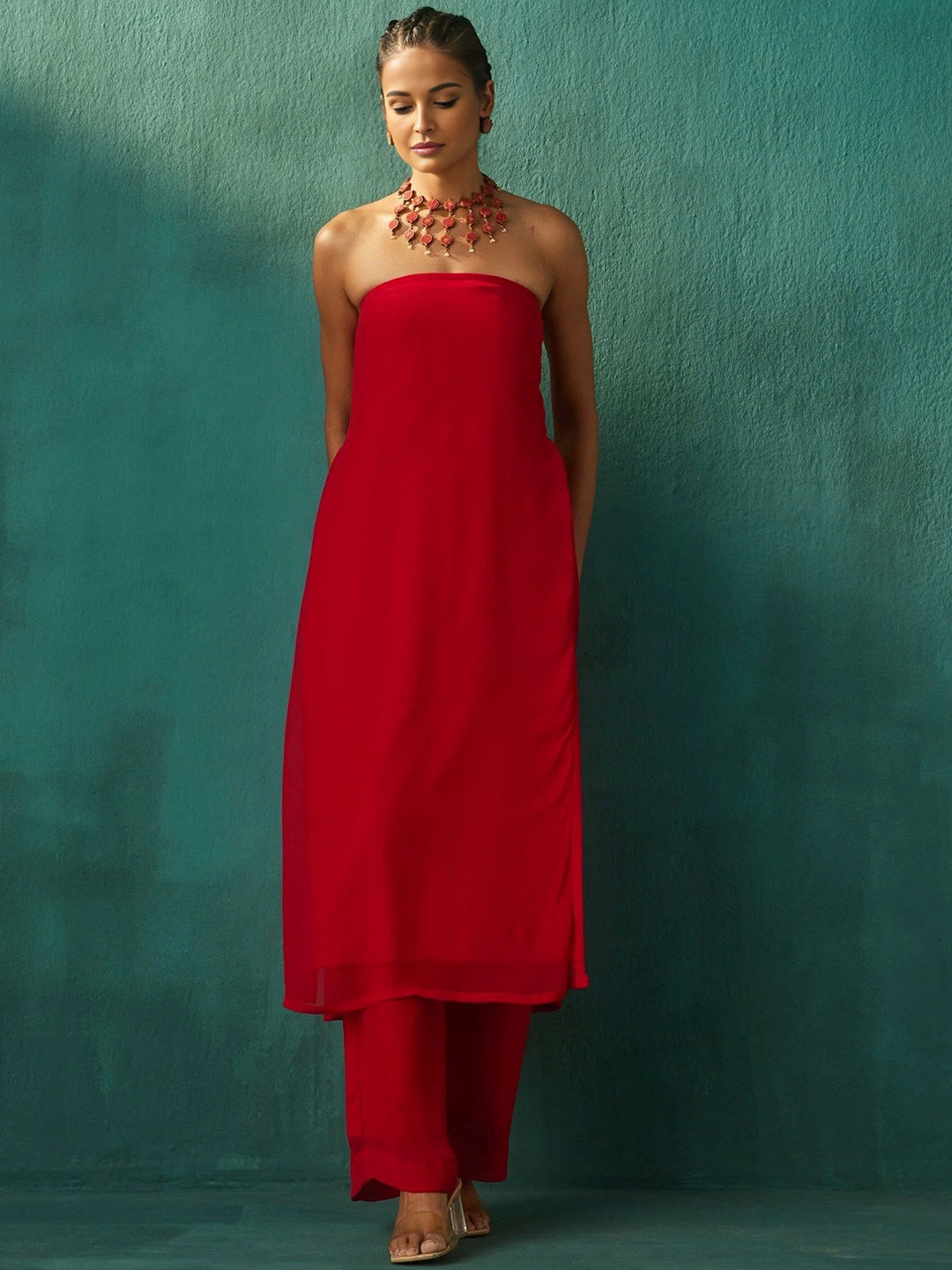

Bee Boe Off-Shoulder Sleeveless Kurta with Trousers, Red