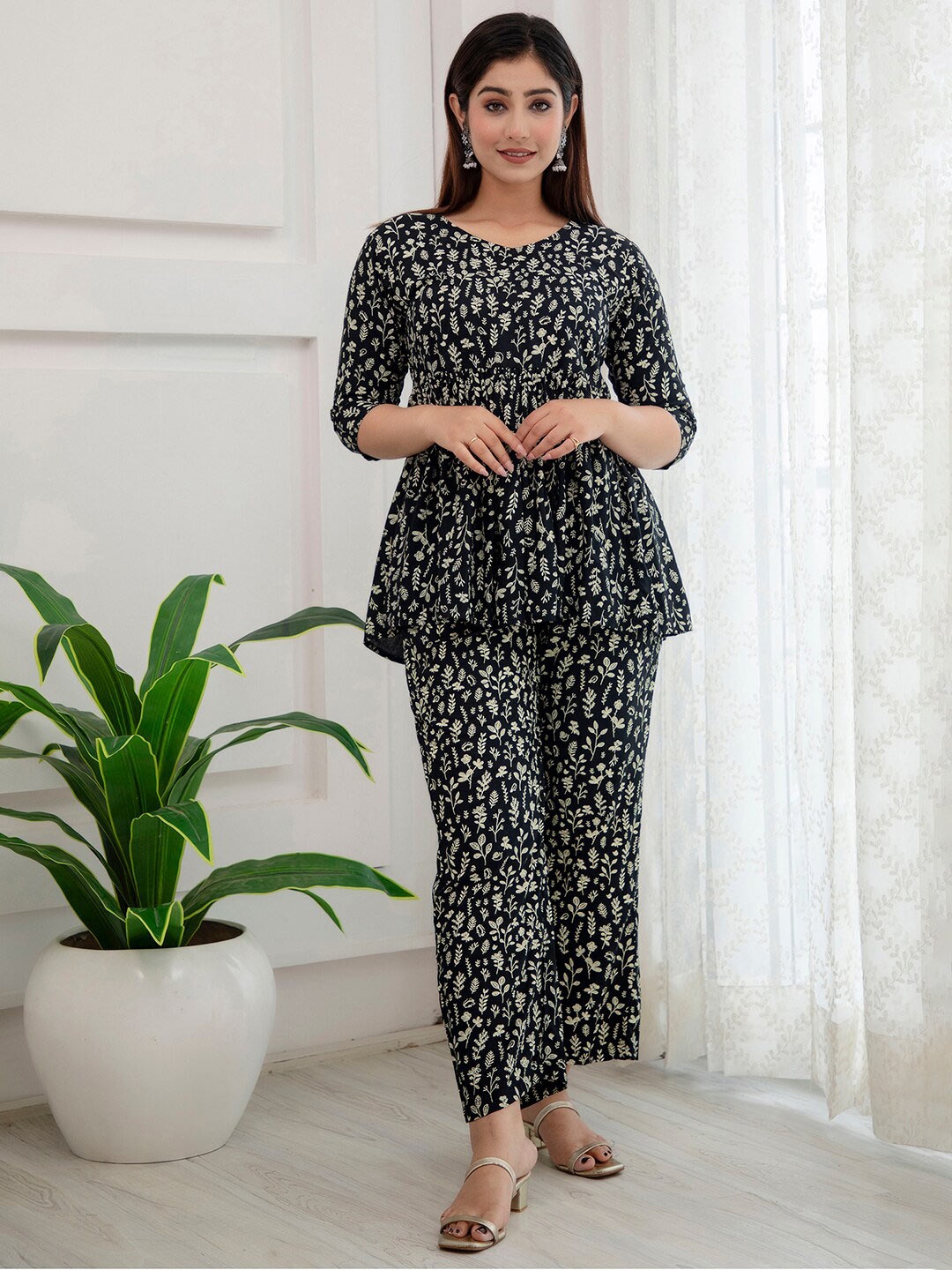 

Veshviti Floral Printed Top With Trousers, Black