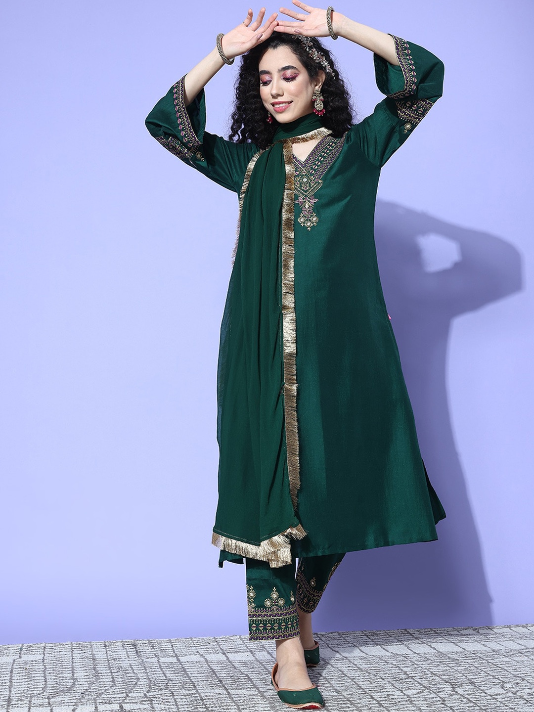 

Varanga Ethnic Motifs Embroidered Regular Kurta with Trousers & With Dupatta, Green