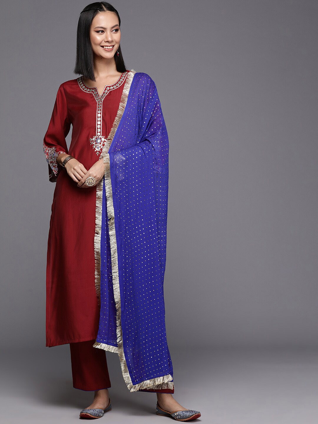 

Varanga Notch Neck Ethnic Motifs Yoke Design Regular Sequinned Straight Kurta Set, Red
