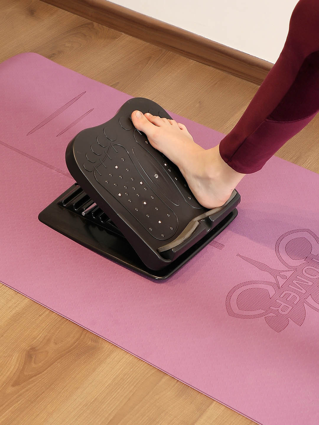 

Bonhomie Portable Lightweight Leg Stretcher Foot Massage Board, Black