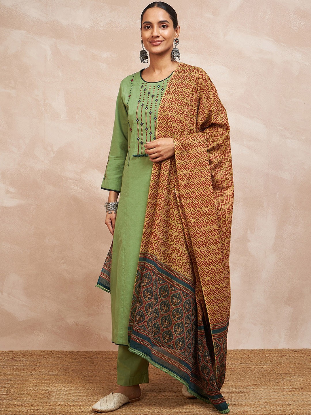 

STADO Round Neck Floral Yoke Design Regular Thread Work Kurta Set, Green