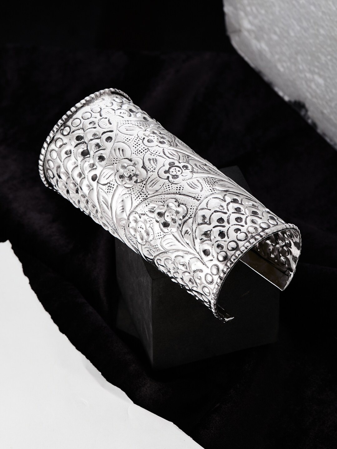 

ATIBELLE Silver-Plated Floral Textured Detail Cuff Bangle