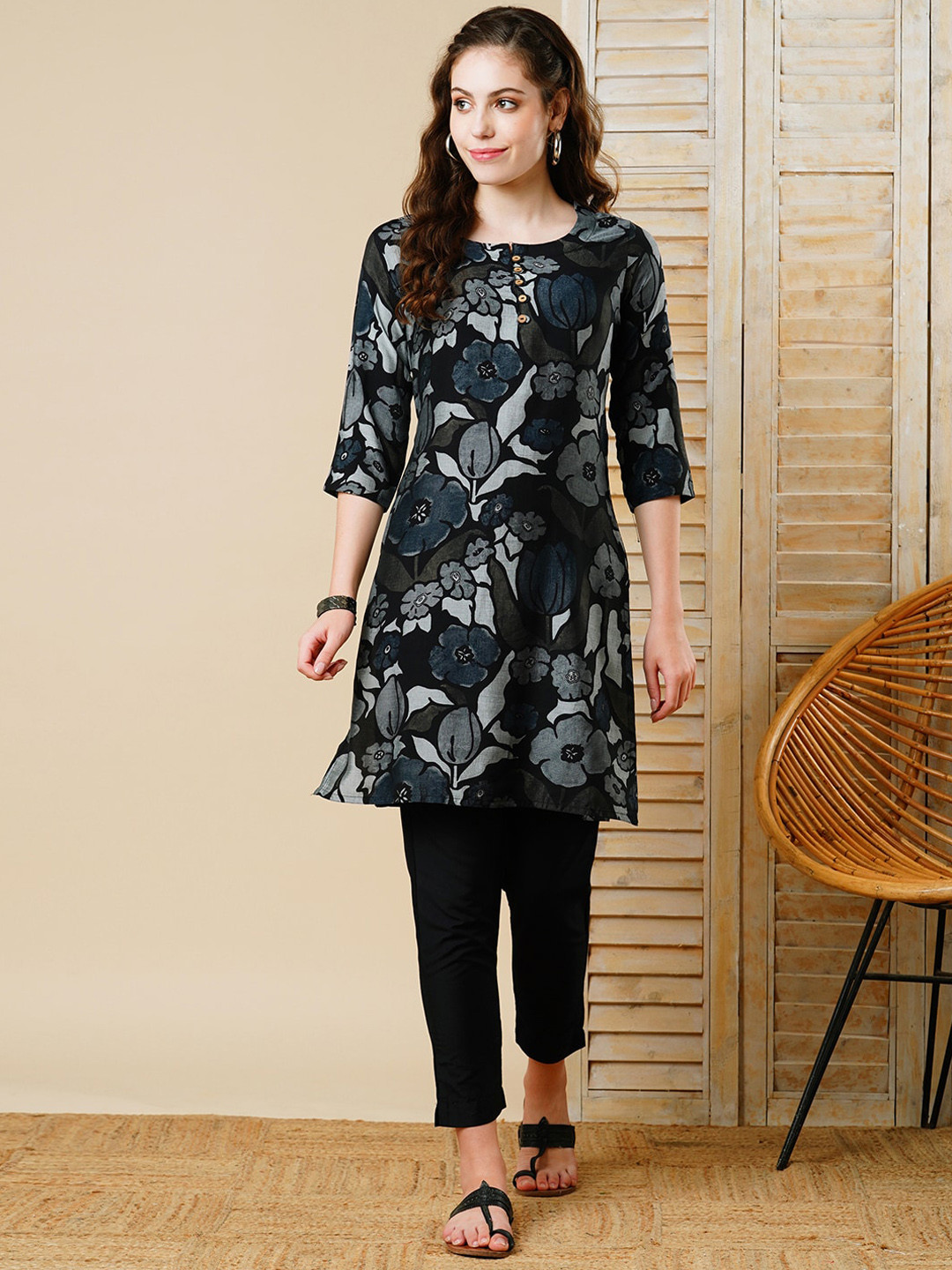 

FASHOR Floral Printed Notched Neck Straight Kurta, Black