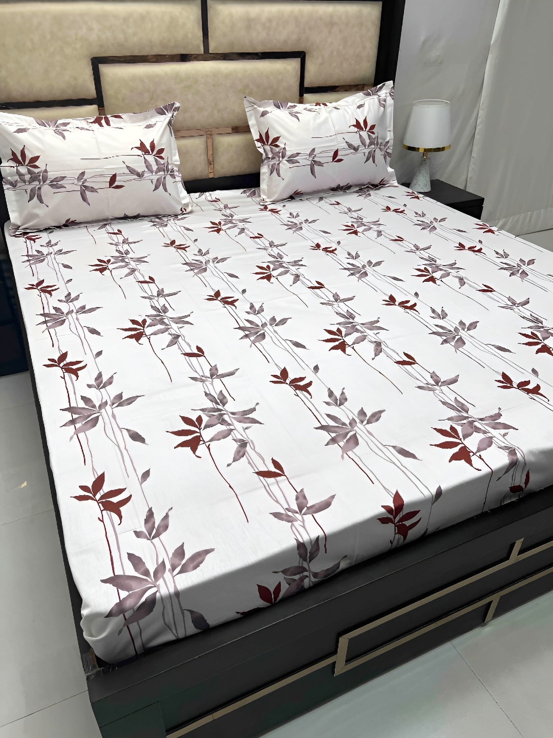 

Pure Decor Velar Fur Sib Maroon Floral Cotton 350 TC King Bedsheet With 2 Pillow Covers