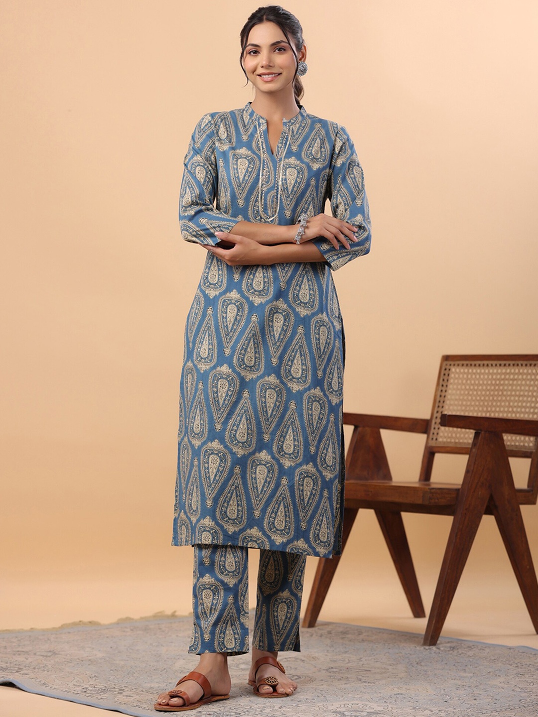 

Janasya Band Collar Paisley Printed Regular Pure Cotton Straight Kurta with Trousers, Blue