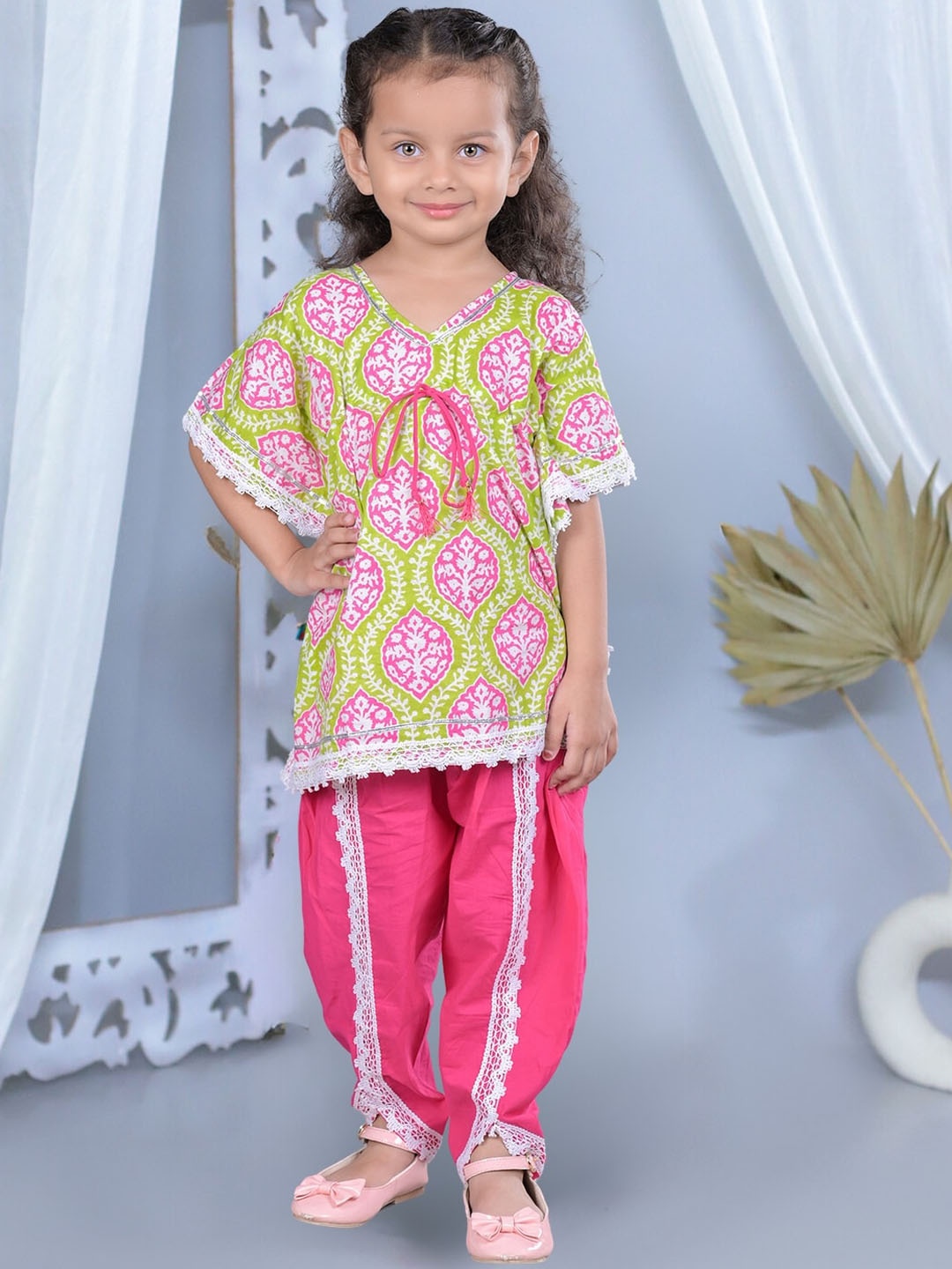 

JUNITOS Girls Ethnic Motifs Printed Tie-Up Neck Pure Cotton Kurti with Dhoti Pants, Pink