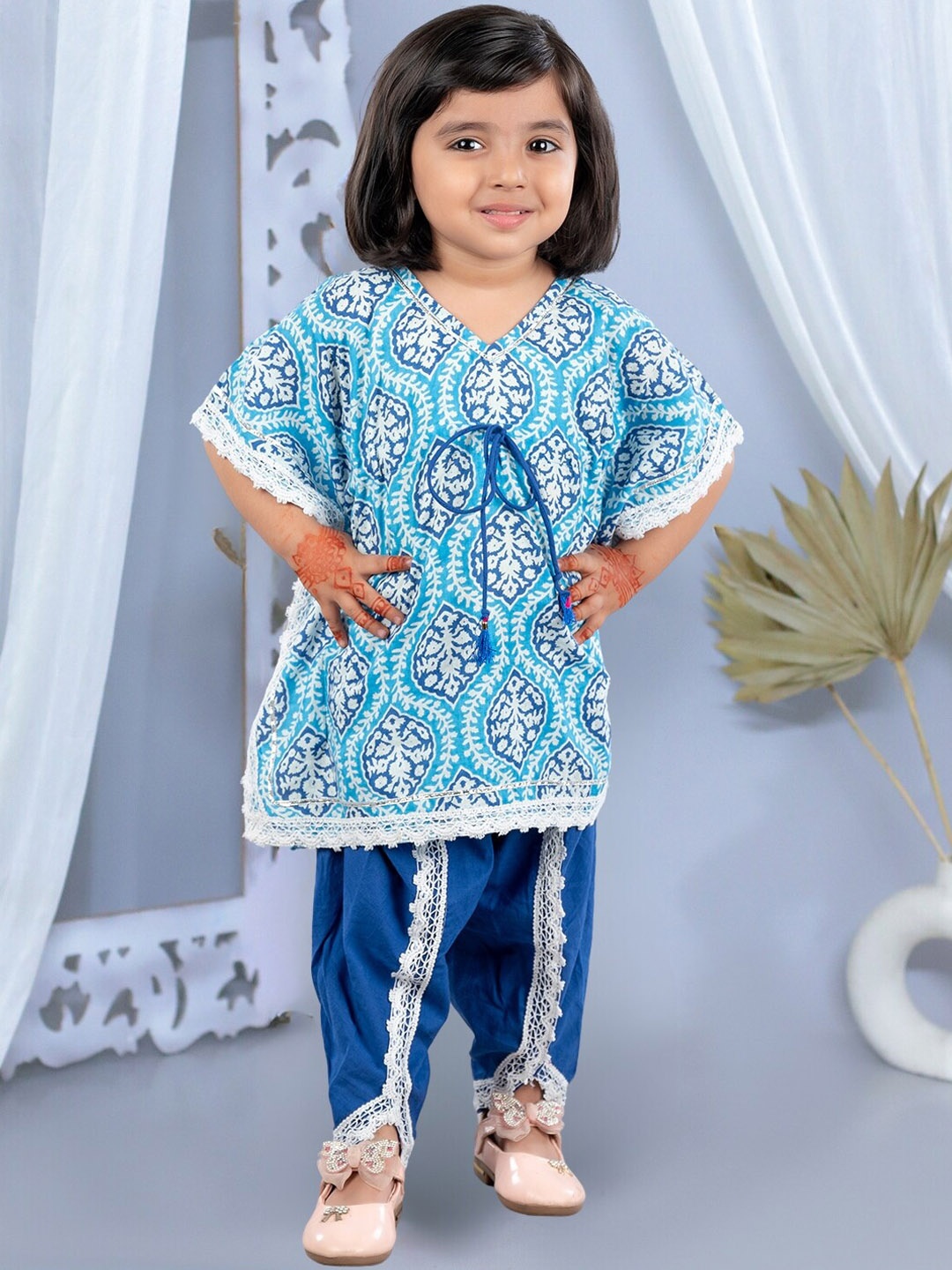 

JUNITOS Girls Floral Printed V-Neck Pure Cotton Straight Kaftan Kurti With Dhoti, Blue