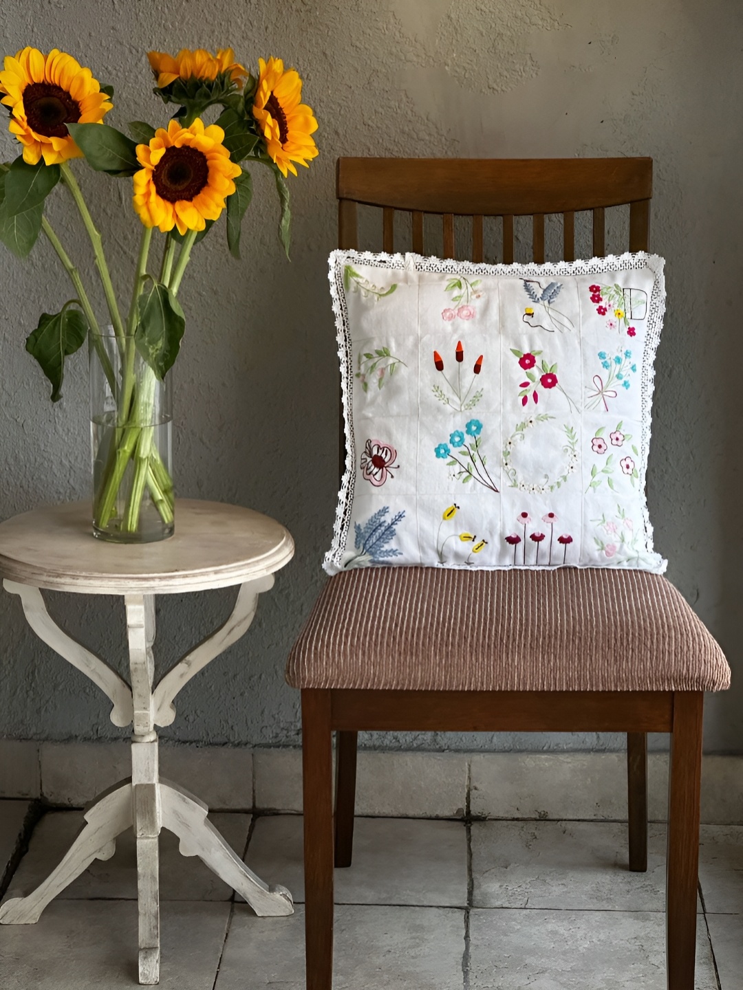 

BandBox White & Blue Floral Jute Cotton Square Cushion Cover