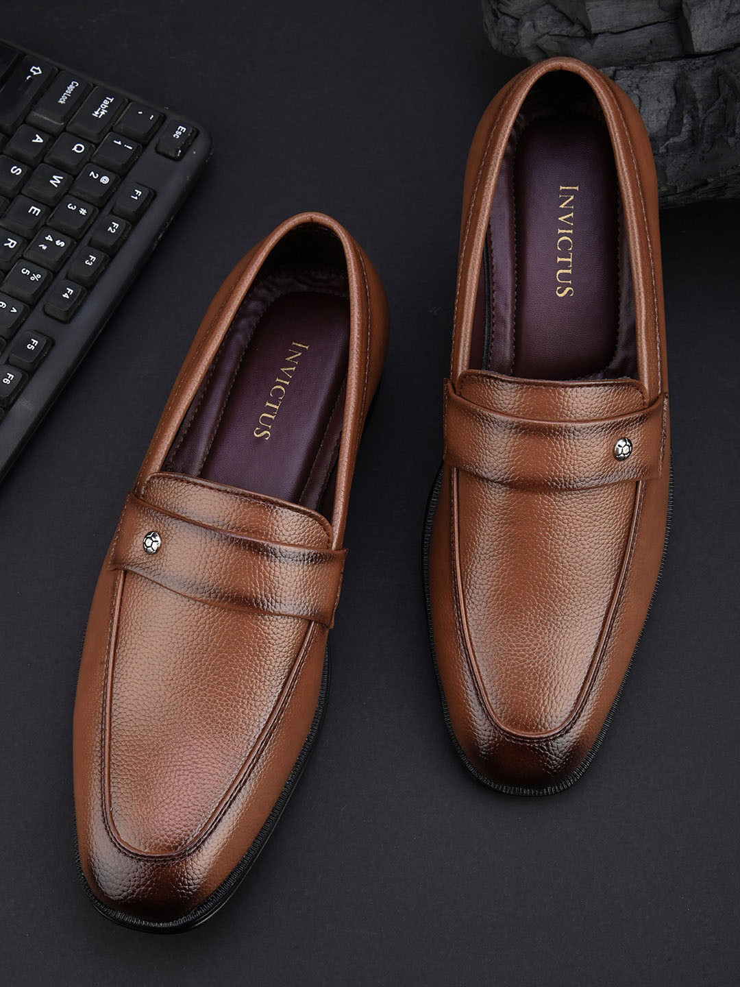

INVICTUS Men Round Toe Formal Loafers, Tan