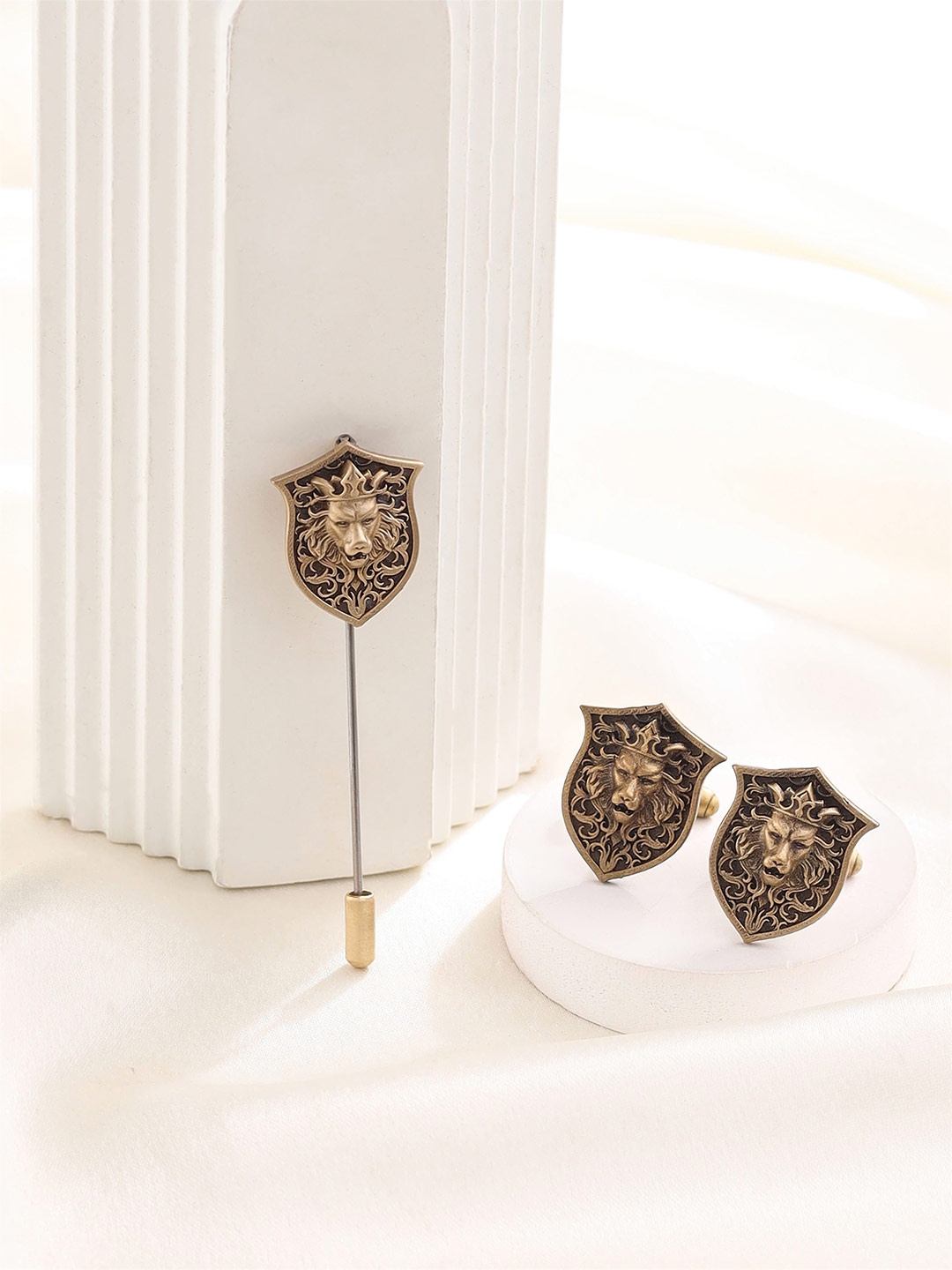 

COSA NOSTRAA Men Set of 2 The Lion Shield Lapel Pin Accessory Gift Set, Gold