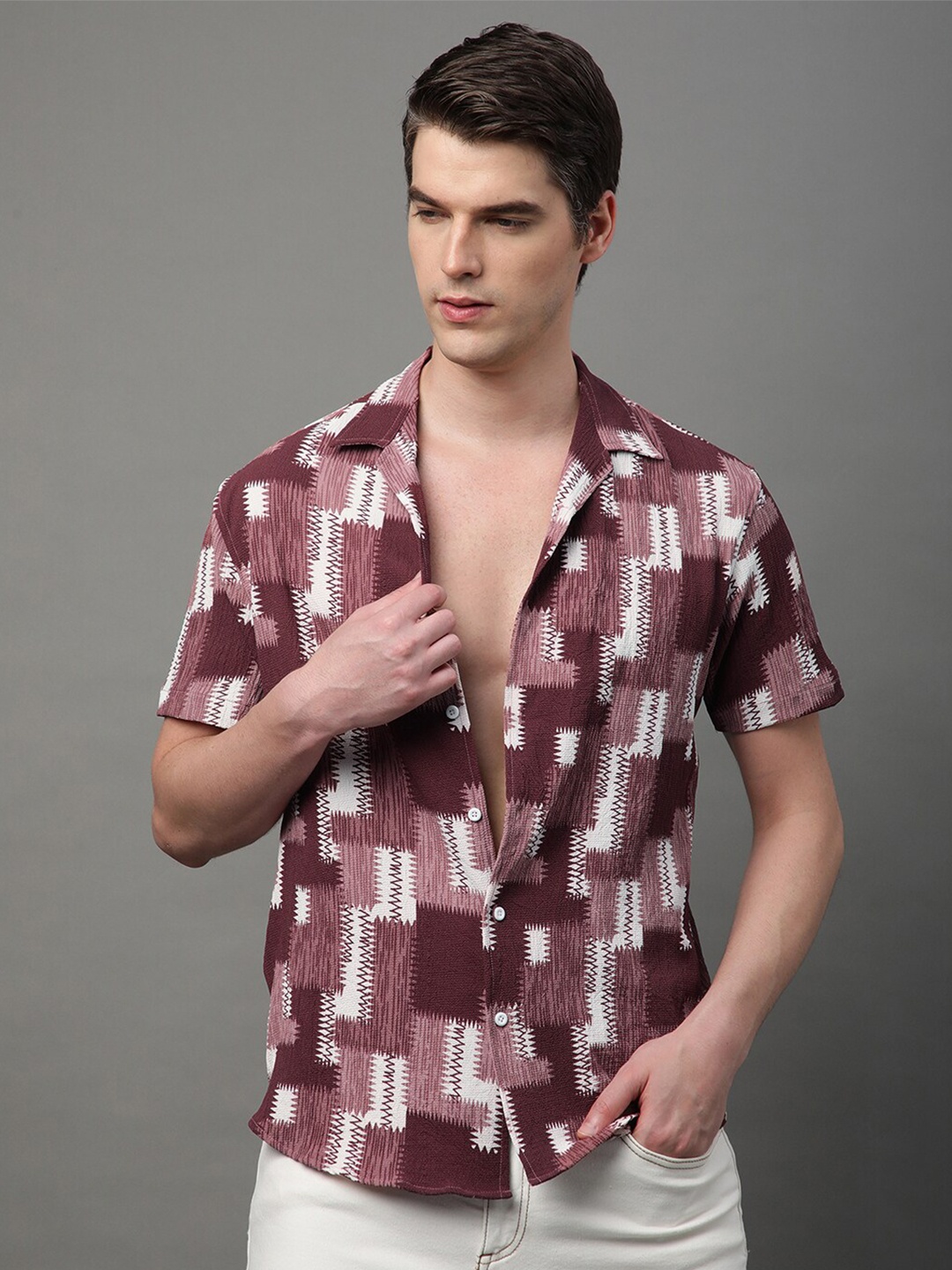 

Voroxy Men Smart Printed Spread Collar Short Sleeves Regular Fit Casual Shirt, Magenta