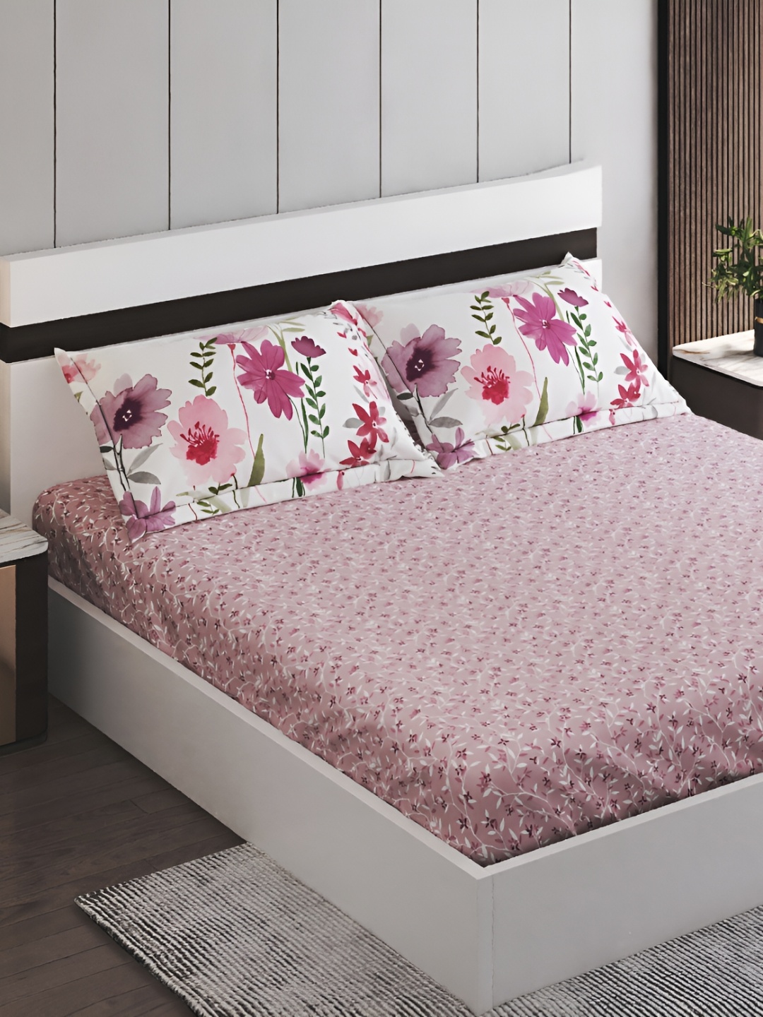 

Home Centre Pink & White Floral 250 TC Cotton King Bedsheet With 2 Pillow Covers