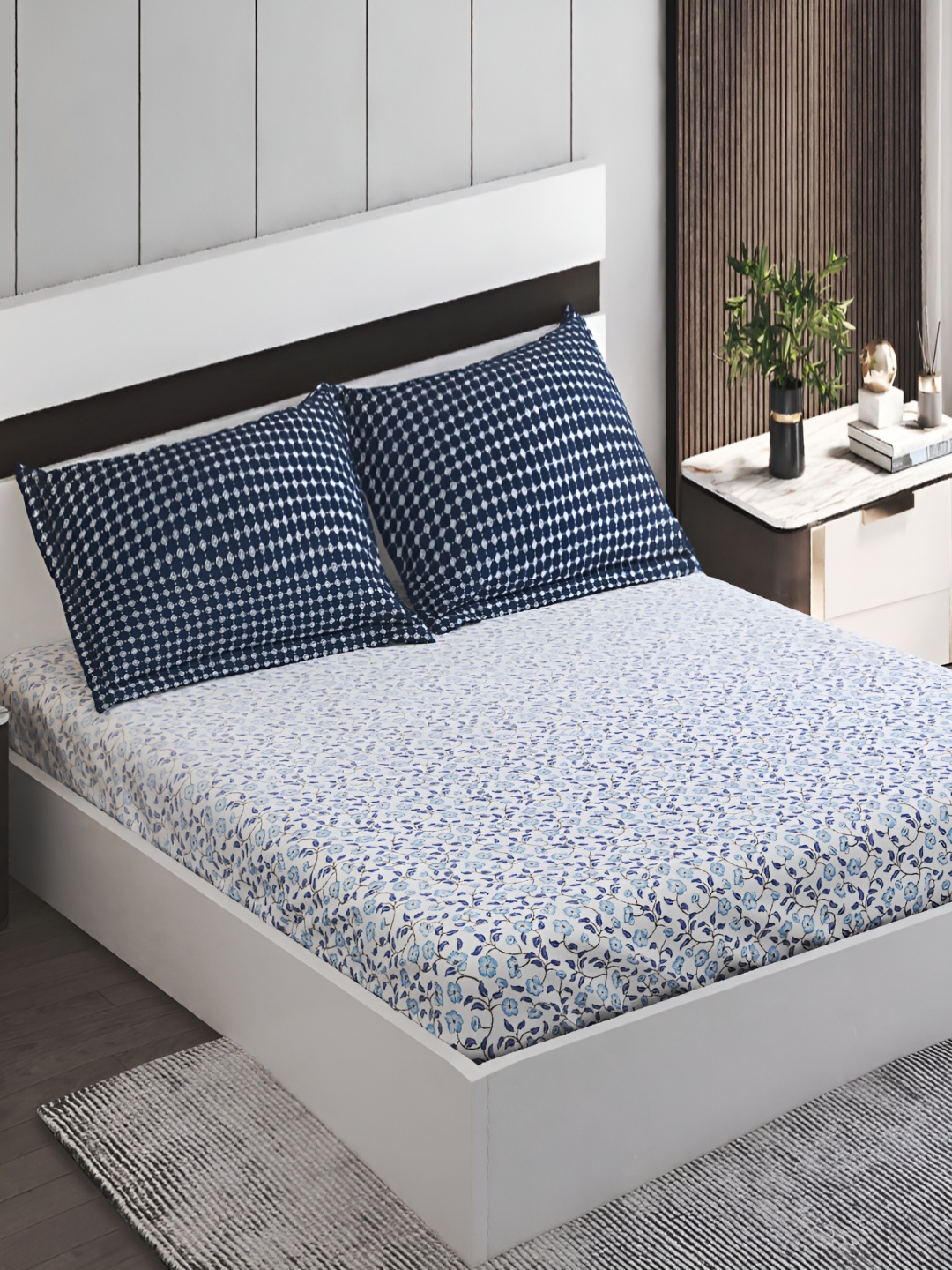 

Home Centre Blue & White Floral 250 TC Cotton Fitted King Bedsheet With 2 Pillow Covers