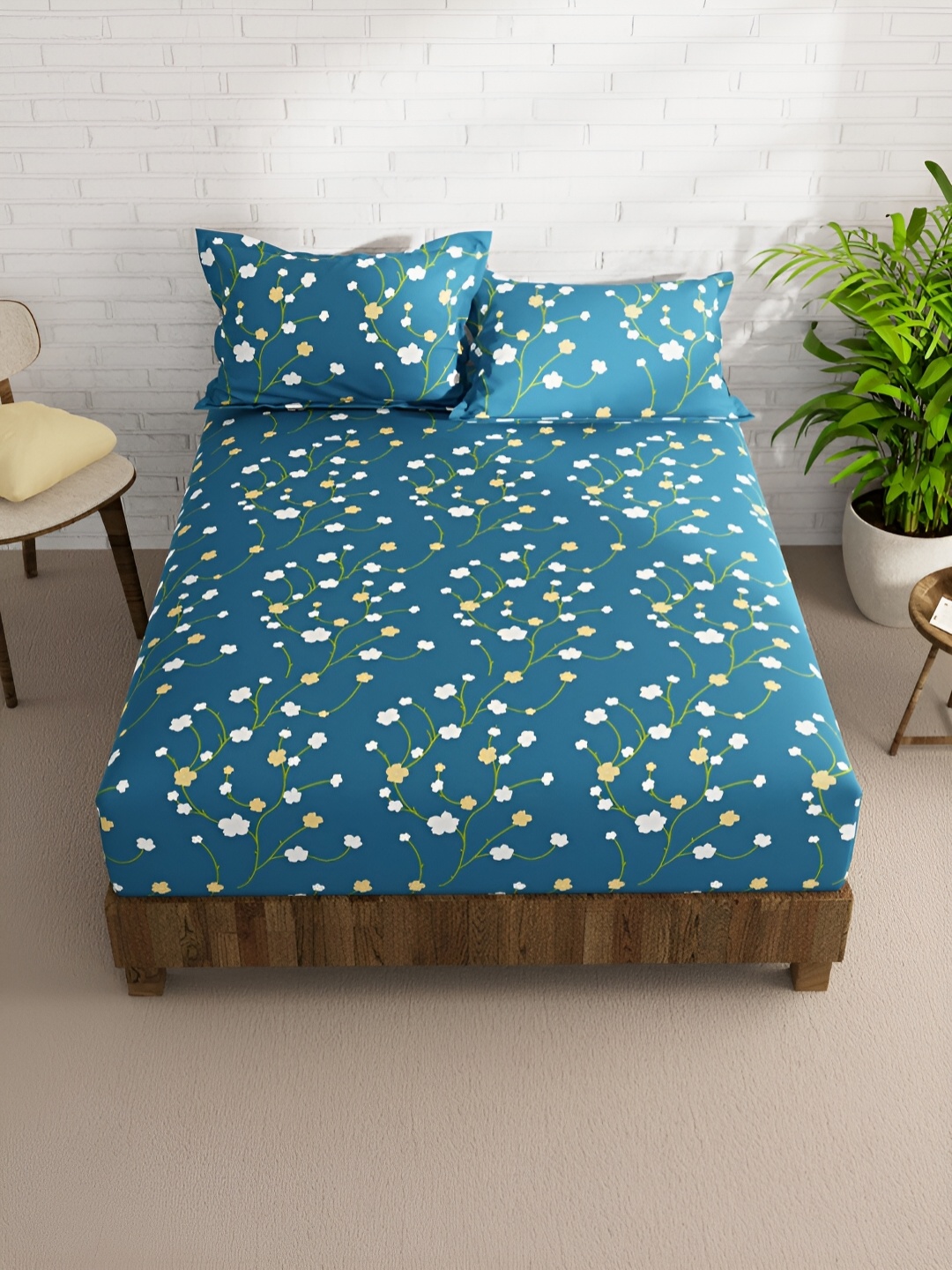 

KOPA Blue & White Floral 152 TC Queen Bedsheet With 2 Pillow Covers