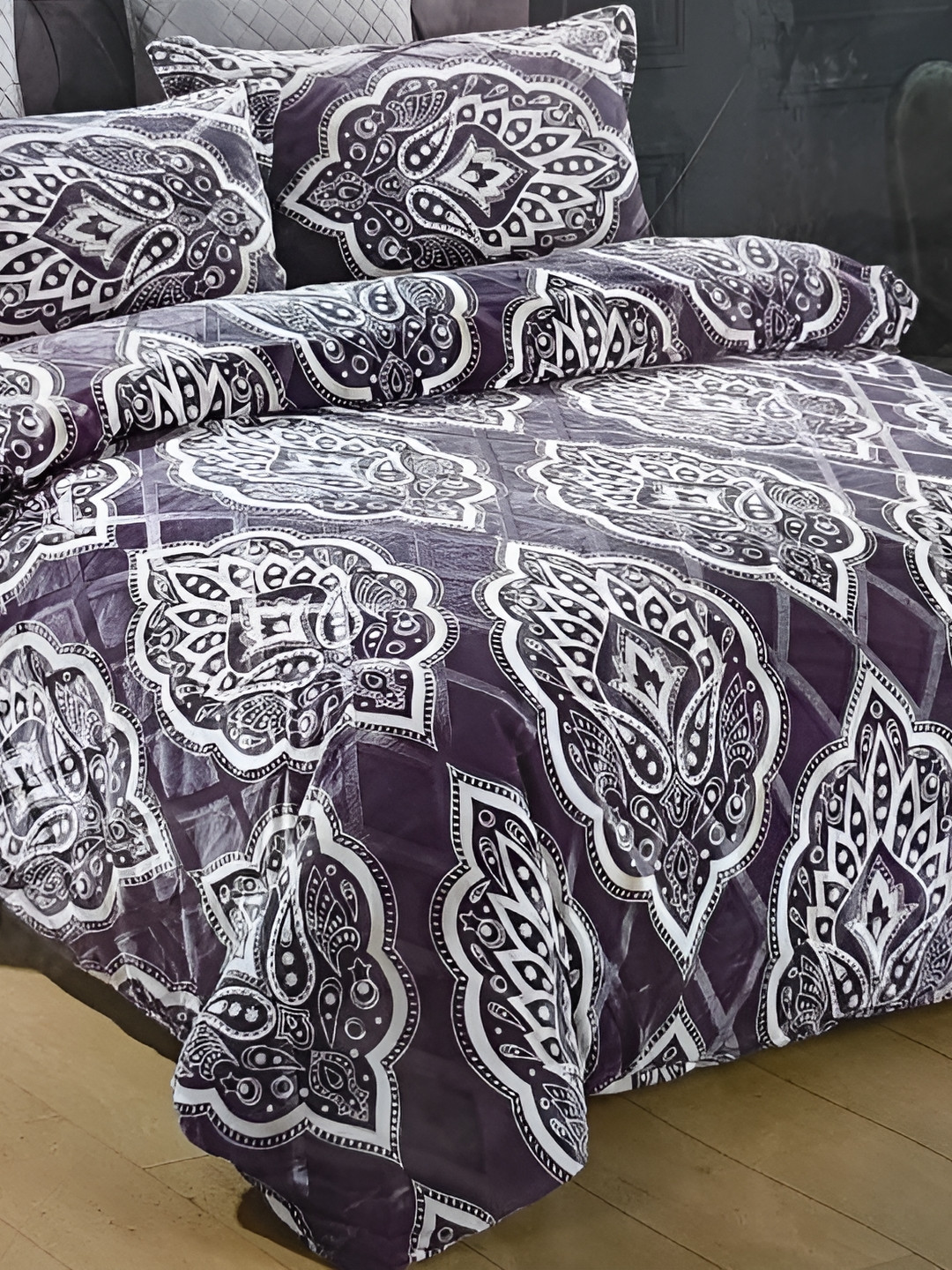 

Signature Purple & White Ethnic Motifs 160 TC Queen Bedsheet with 2 Pillow Covers