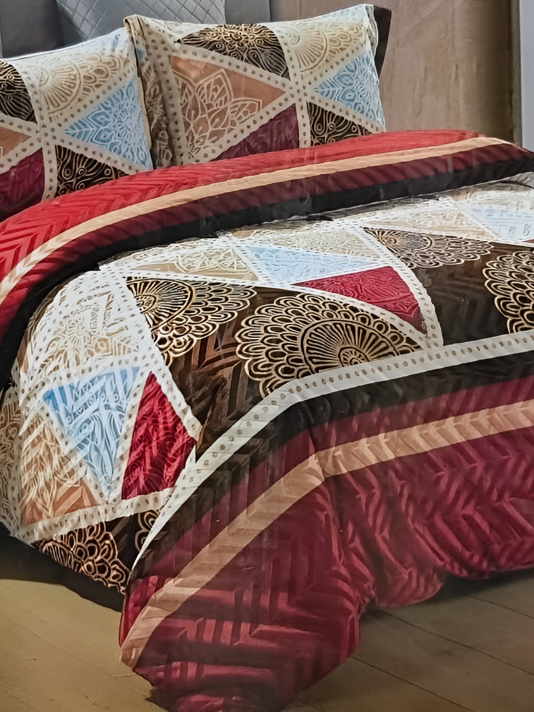 

Signature Red & White 160 TC Queen Bedsheet with 2 Pillow Covers