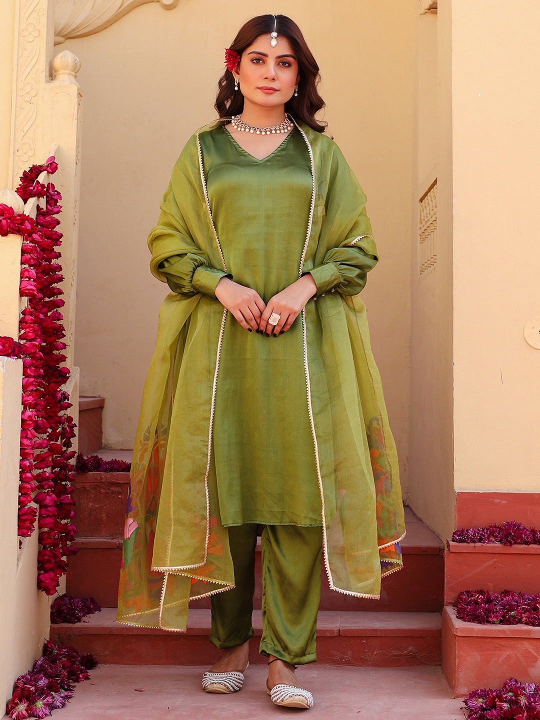 

Thread & Button Women Regular Kurta with Trousers & With Dupatta, Green