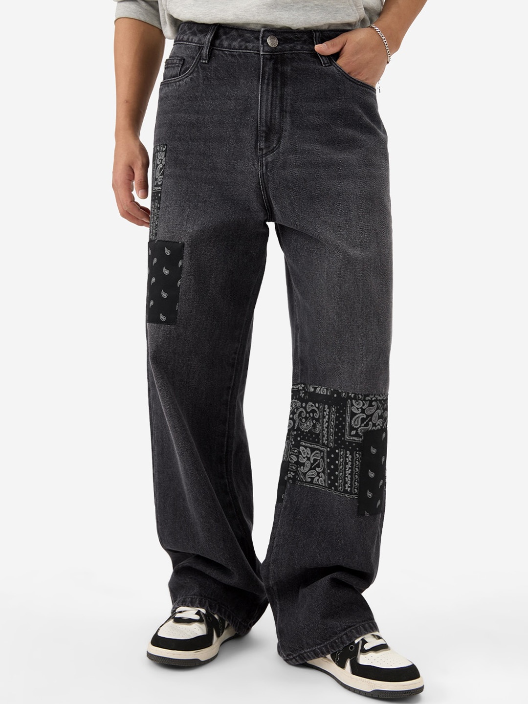 

The Souled Store Men Black Bandana Patches Straight Fit Light Fade Stretchable Jeans