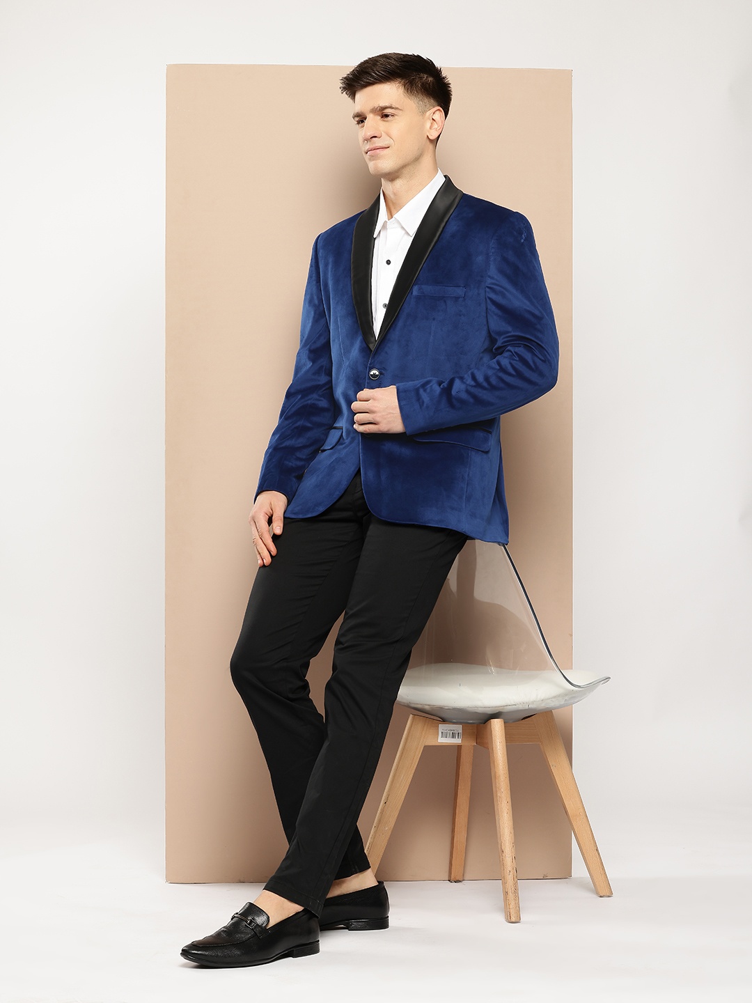 

INVICTUS Slim Fit Velvet Single-Breasted Blazers, Blue