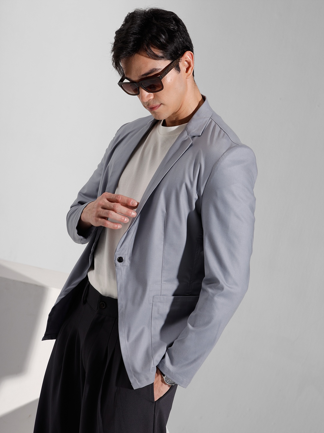 

INVICTUS Notched Lapel Single-Breasted Blazer, Grey