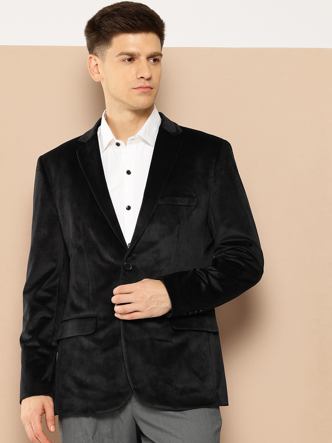 

INVICTUS Velvet Finish Notched Lapel Slim Fit Single-Breasted Blazer, Black