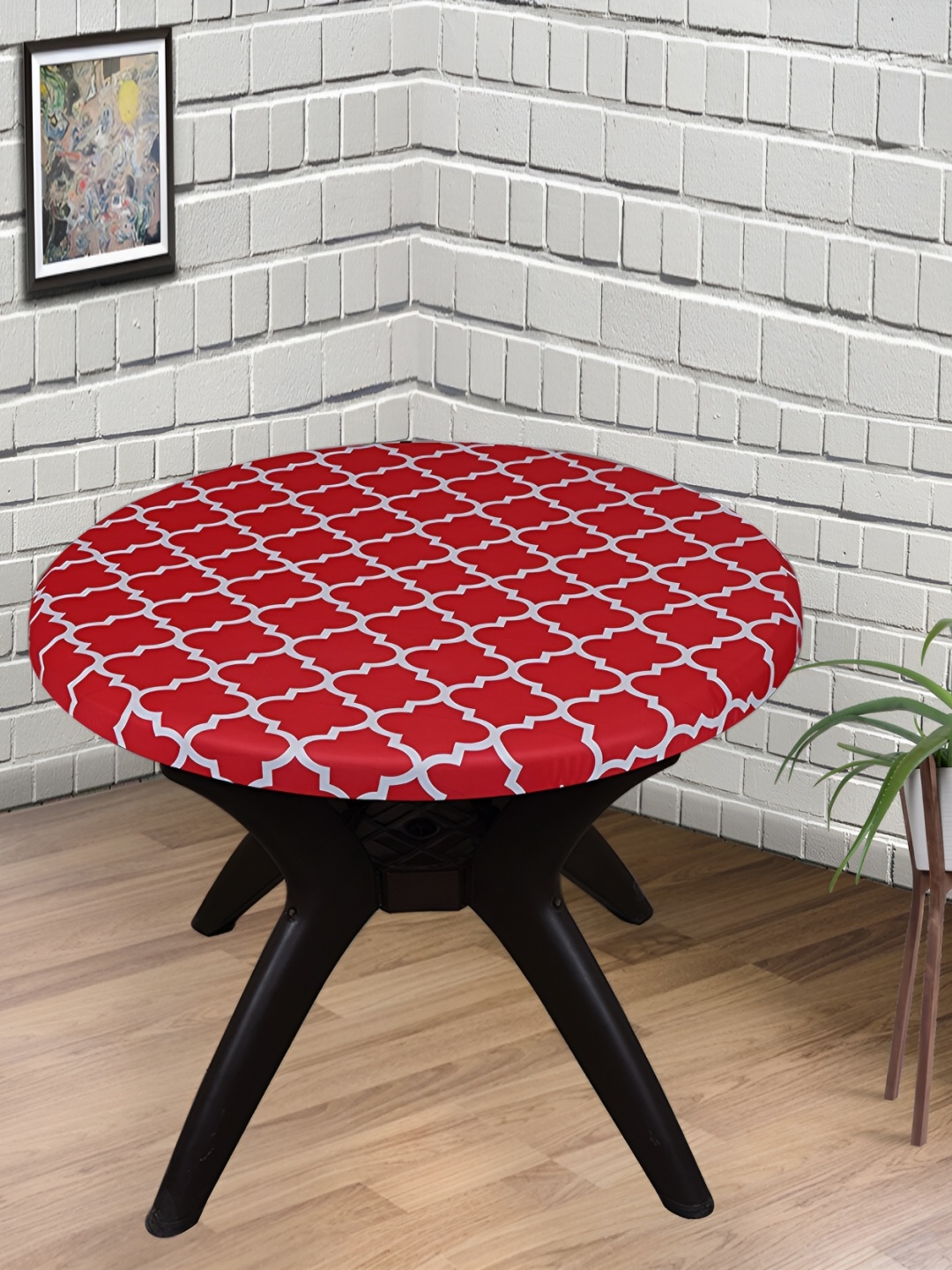 

Eleganta Red Geometric Printed Anti-Slip Round 4-Seater Table Cover