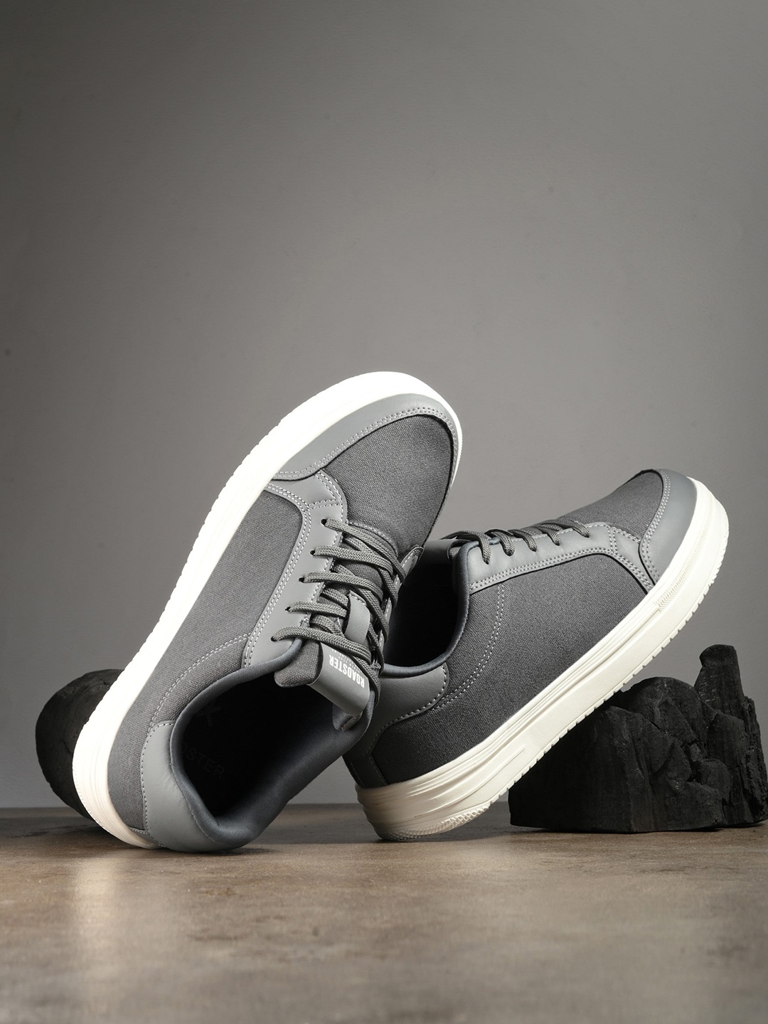 

The Roadster Lifestyle Co. Men Grey Comfort Insole Contrast Sole Lace-Up Sneakers