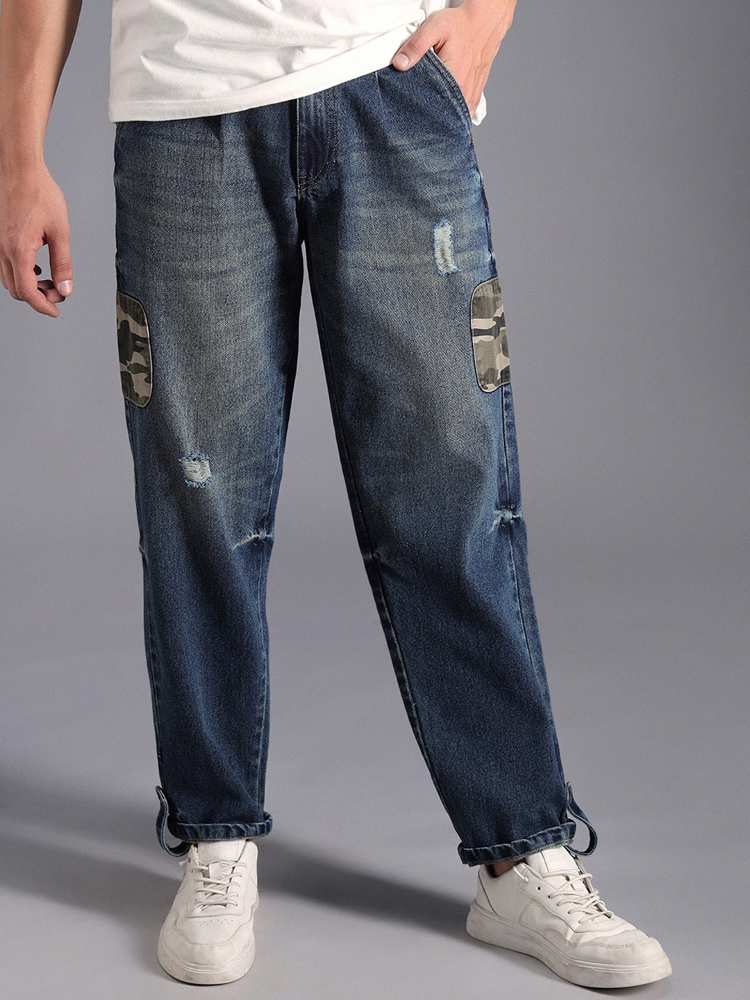 

High Star Men Relaxed Tapered Fit Mildly Distressed Light Fade Applique Cotton Jeans, Blue