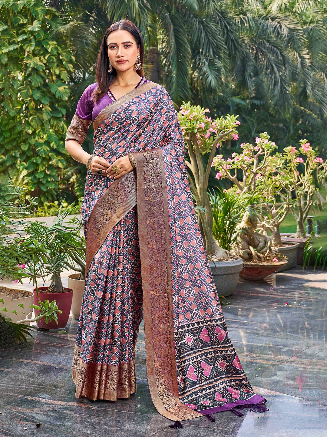 

CHANSI Ethnic Motifs Printed Zari Saree, Violet