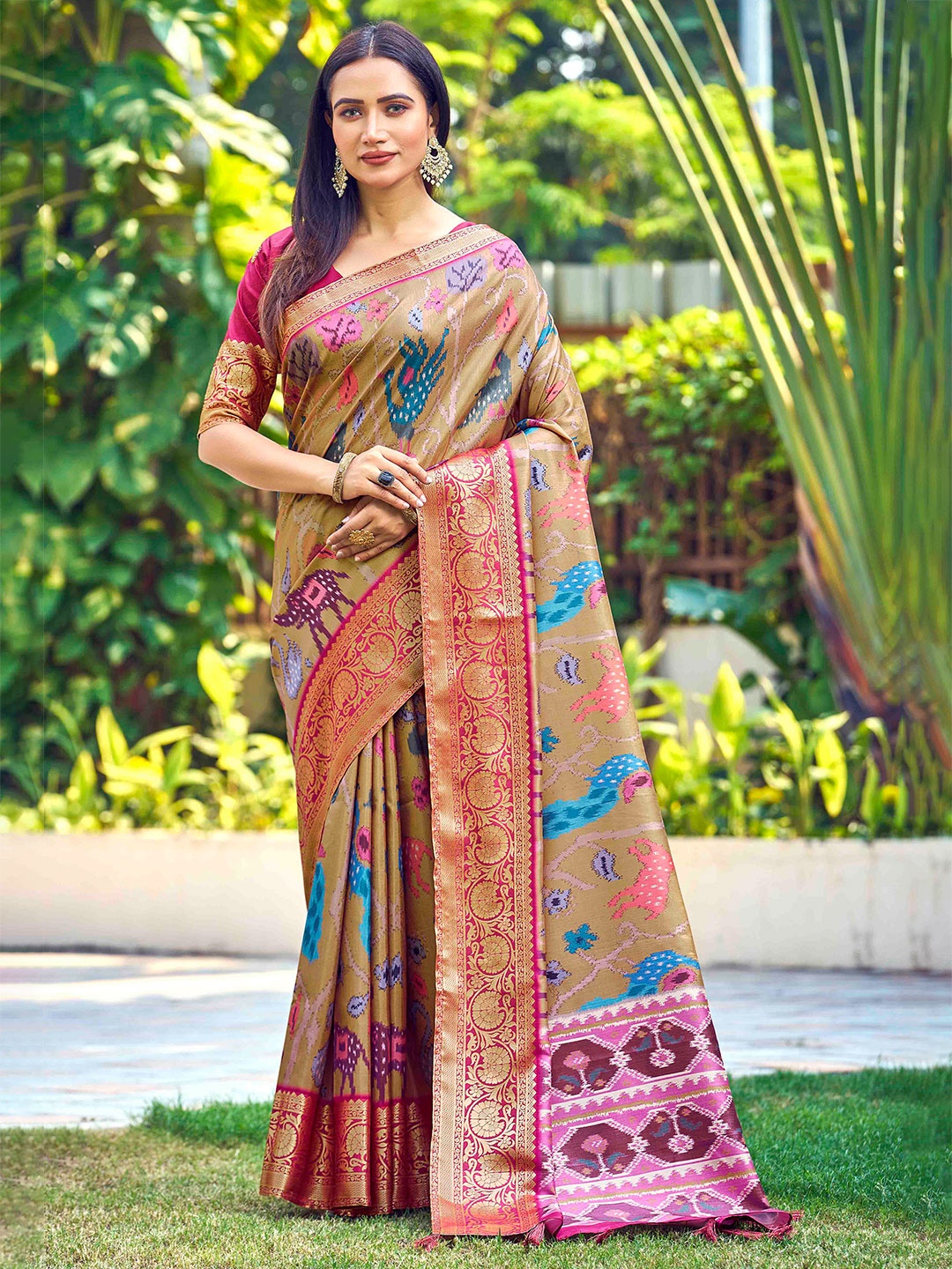 

CHANSI Floral Printed Zari Saree, Peach