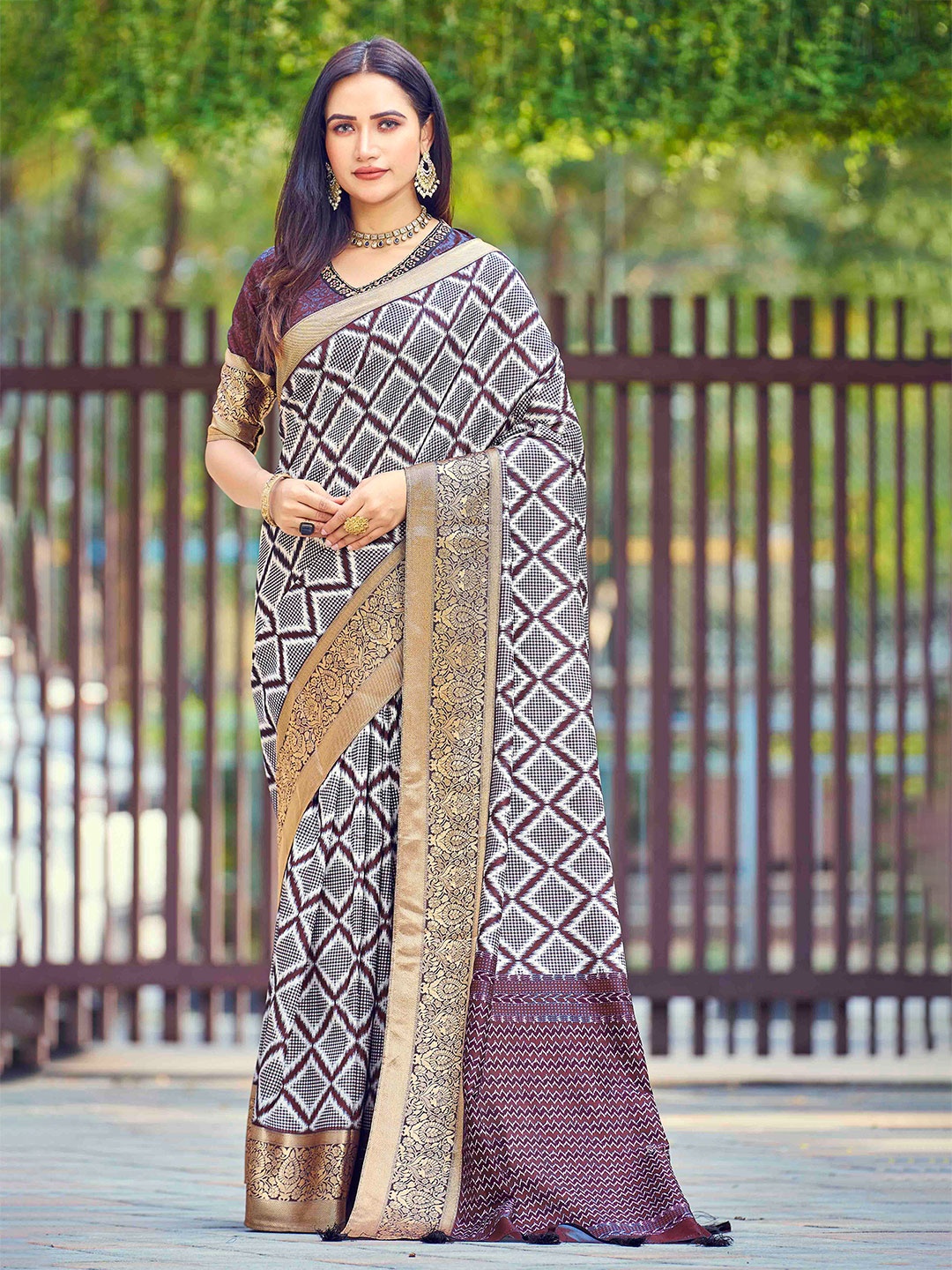 

CHANSI Geometric Printed Zari Saree, Green