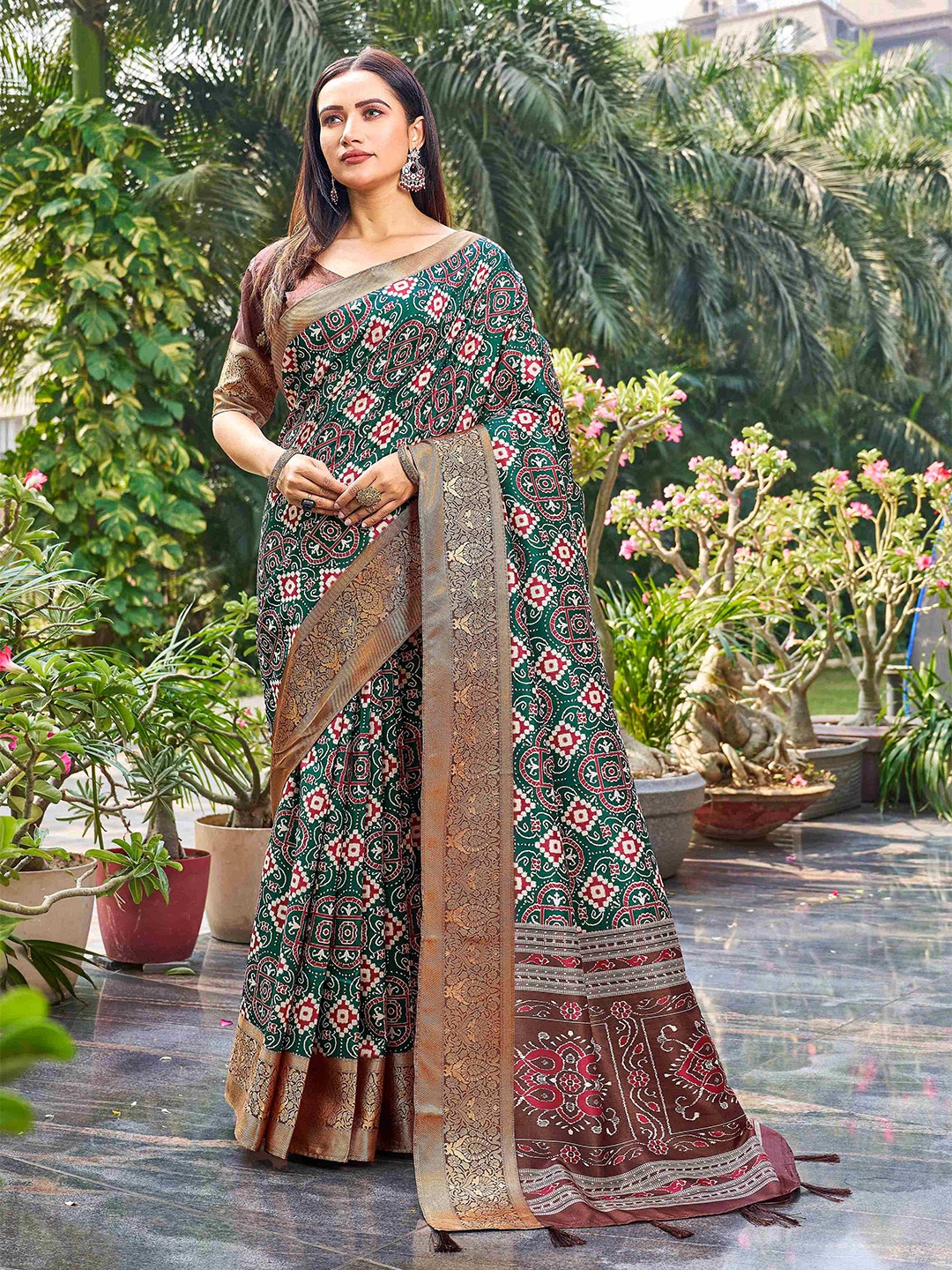 

CHANSI Ethnic Motifs Printed Zari Saree, Green