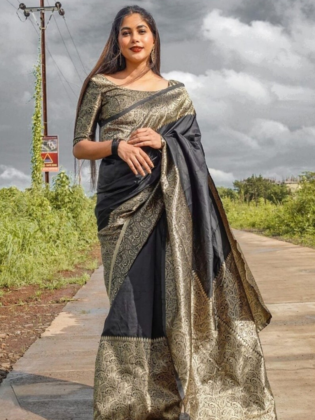

HOLLYBEE TELLS Zari Pure Silk Mysore Silk Saree, Black