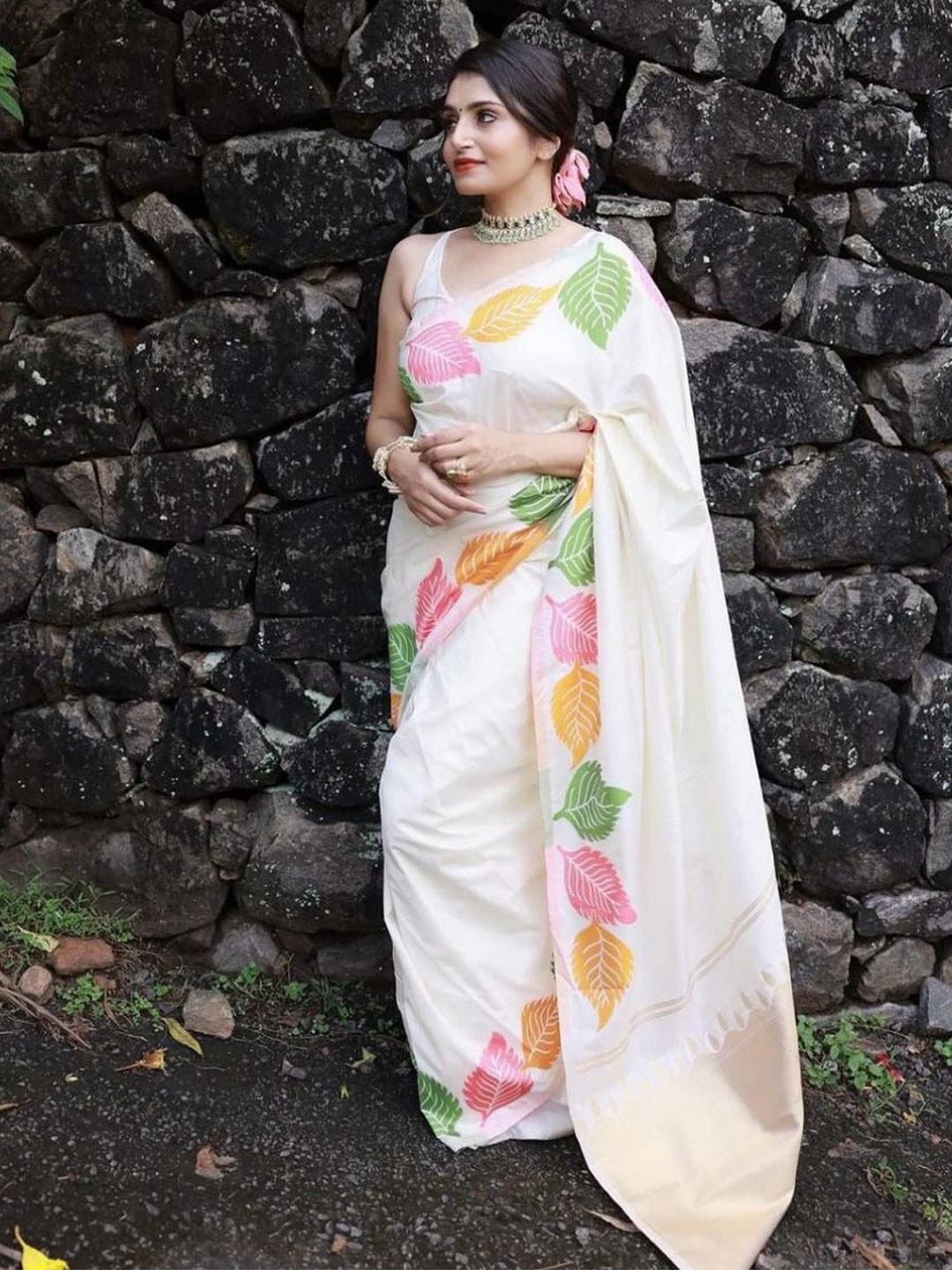 

HOLLYBEE TELLS Ethnic Motifs Woven Design Zari Pure Silk Mysore Silk Saree, White