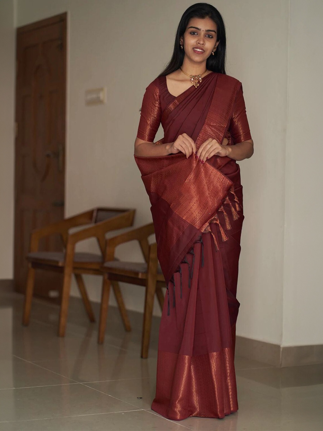 

HOLLYBEE TELLS Woven Design Zari Pure Silk Paithani Saree, Gold