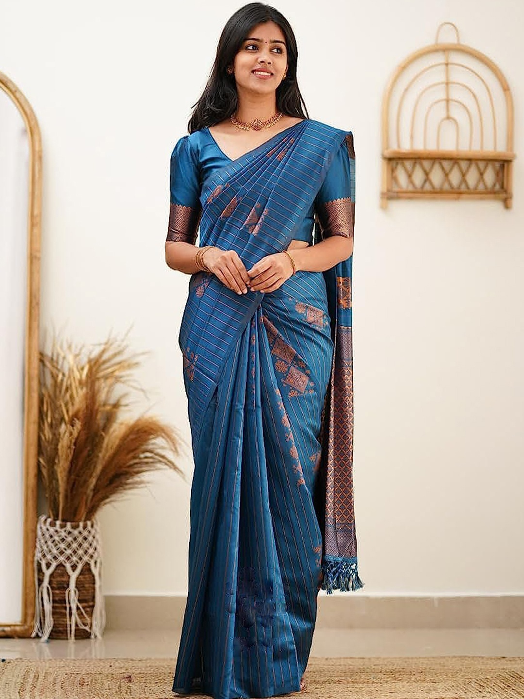 

HOLLYBEE TELLS Ethnic Motifs Zari Pure Silk Paithani Saree, Blue