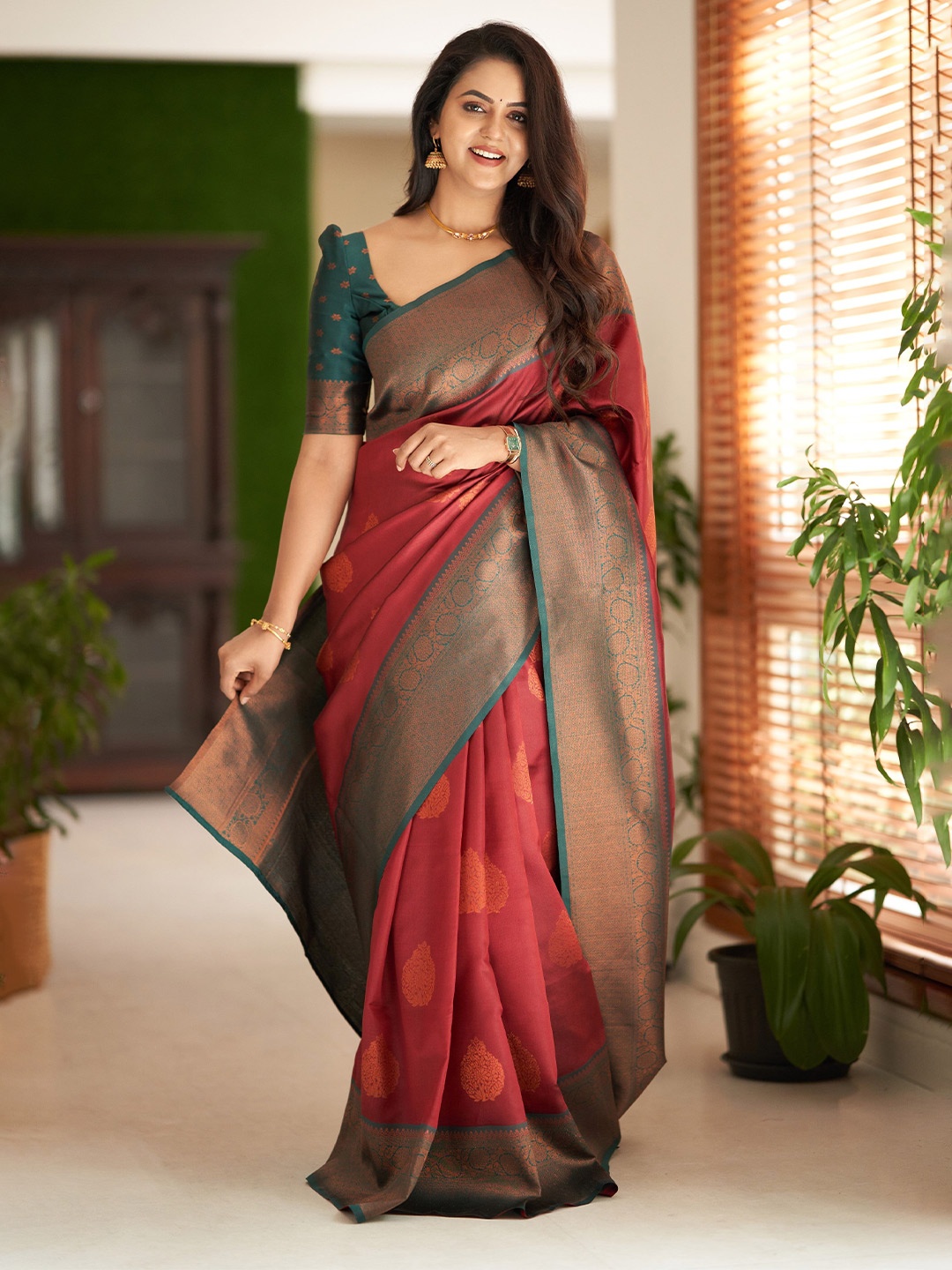 

HOLLYBEE TELLS Ethnic Motifs Woven Design Zari Pure Silk Kanjeevaram Saree, Red