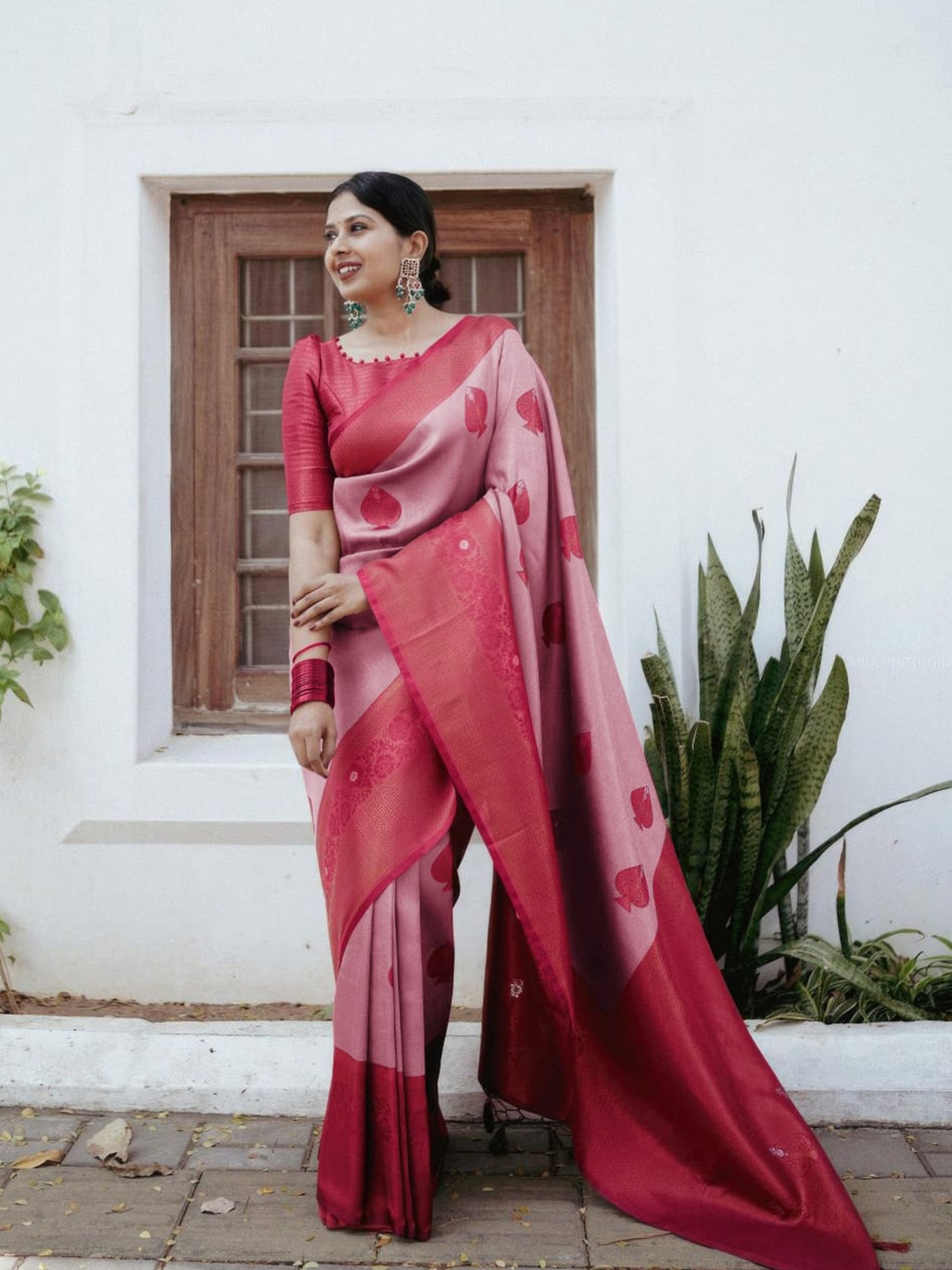 

HOLLYBEE TELLS Ethnic Motifs Zari Pure Silk Kanjeevaram Saree, Pink