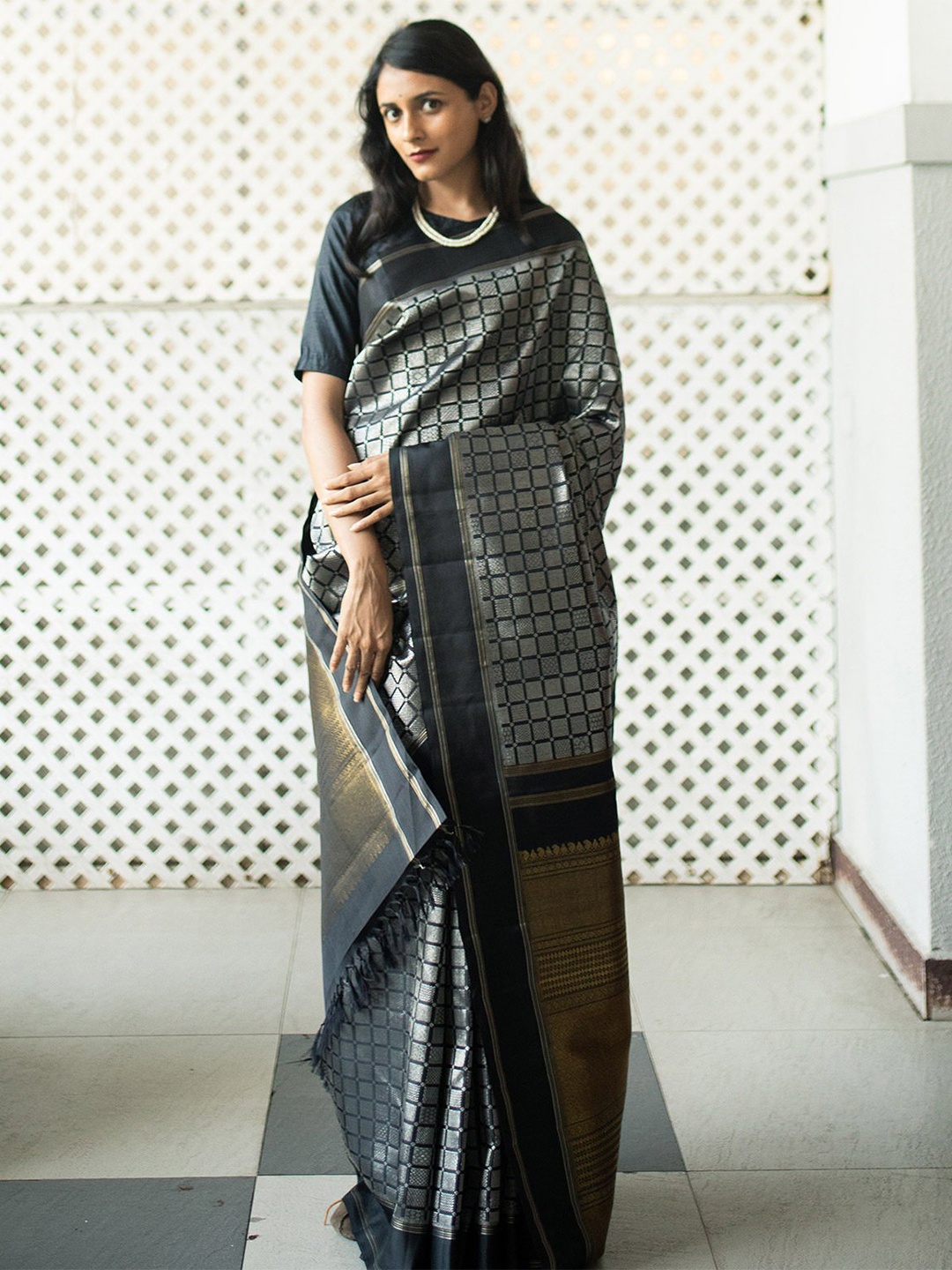 

HOLLYBEE TELLS Ethnic Motifs Zari Pure Silk Mysore Silk Saree, Black