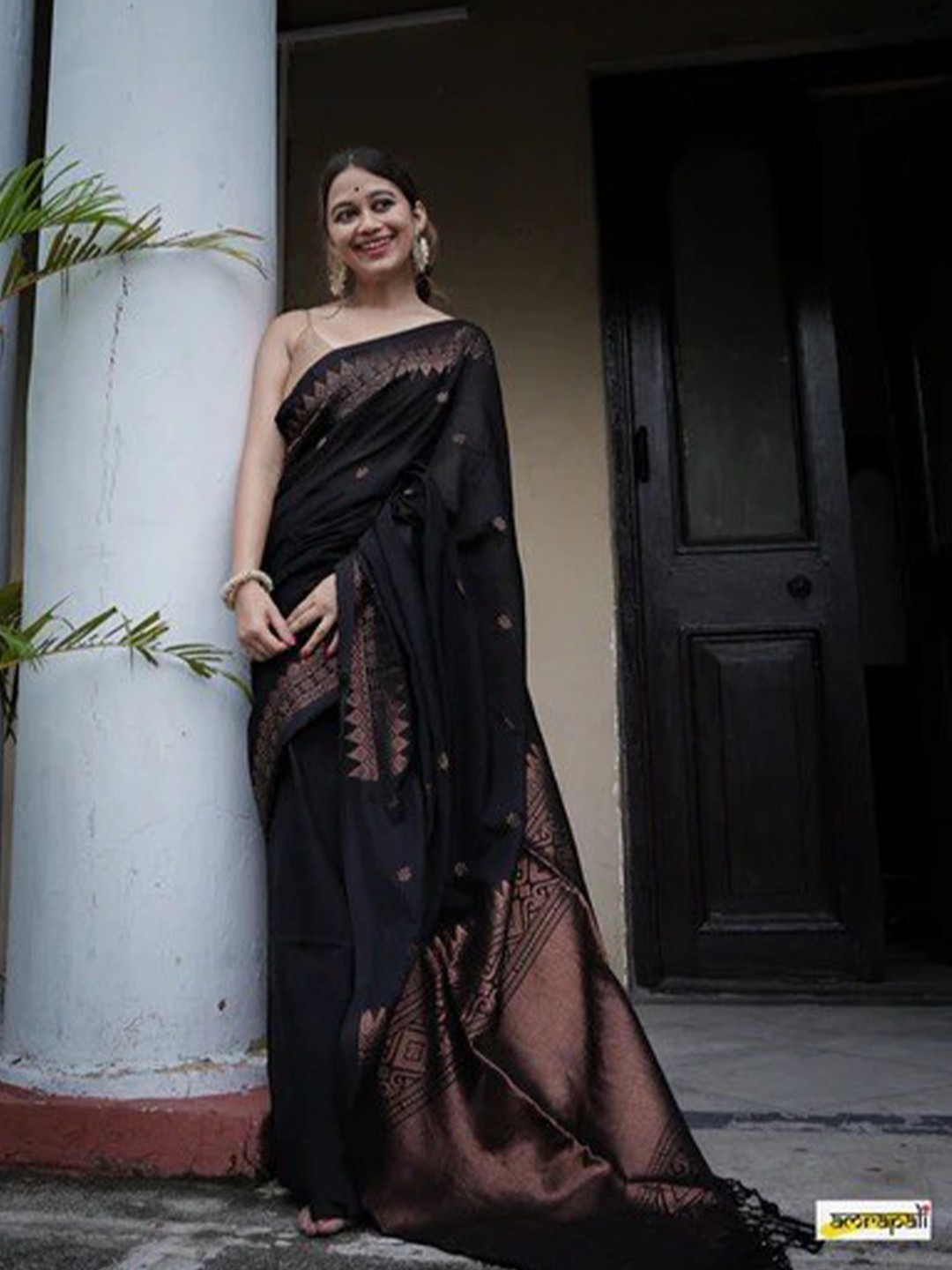 

HOLLYBEE TELLS Zari Pure Silk Kanjeevaram Saree, Black